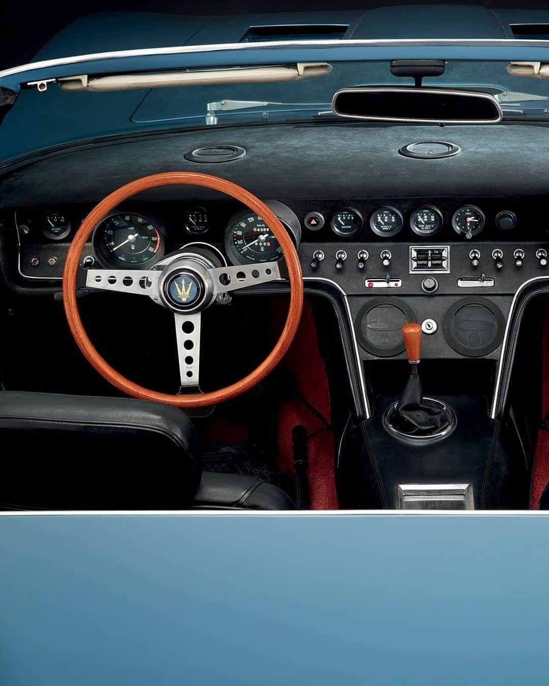 Maserati Japan | マセラティ ジャパンのインスタグラム：「カーデザインの巨匠、ジョルジェット・ジウジアーロが若き日に手掛けた傑作『ギブリ スパイダー（1969）』。独立したメーターやスイッチが並ぶインストルメントパネルは、1960年代の高級スポーツカーらしい、普遍的なエレガンスを湛えています。  マセラティ公式サイトはこちら https://www.maserati.com/jp/ja」