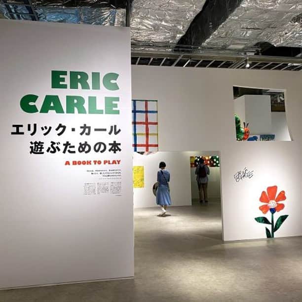 偕成社さんのインスタグラム写真 - (偕成社Instagram)「【イベント情報・東京】立川駅北口「PLAY!MUSEUM」で開催中のエリック・カール展、後期の展示が本日11月2日（月）よりスタート！  東京・立川駅北口にオープンした「PLAY! MUSEUM」で、「エリック・カール　遊ぶための本」が開催されています（〜2021年3月28日（日））。 今日から後期として、新しい原画の展示が始まったそう！  この展覧会では、カールさんの絵本をおもちゃのように見立てて、「くぐる」「きく」「うごかす」など、絵本を10の遊び方に分けて紹介しています。  会場の壁には、カールさんの代表作『はらぺこあおむし』のように、穴がたくさんあいています。 高いところにトンネルのような穴があったり、足元に小さな穴があいていたり……。立体的なつくりで、見る人を飽きさせません！  感染症対策も実施されています。ぜひお出かけくださいね。 ＊写真は前期の展示中に撮影したものです。  ▶︎展覧会詳細 https://play2020.jp/article/exhibition-eric_carle/  #エリックカール #エリックカール展 #playmuseun #立川 #美術館 #立川play #エリックカール遊ぶための本  #イベント情報 #東京のイベント #偕成社 #kaiseisha #公式アカウント #絵本 #児童書 #翻訳絵本 #絵本イベント #はらぺこあおむし」11月2日 17時01分 - kaiseisha_pr