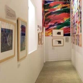 偕成社さんのインスタグラム写真 - (偕成社Instagram)「【イベント情報・東京】立川駅北口「PLAY!MUSEUM」で開催中のエリック・カール展、後期の展示が本日11月2日（月）よりスタート！  東京・立川駅北口にオープンした「PLAY! MUSEUM」で、「エリック・カール　遊ぶための本」が開催されています（〜2021年3月28日（日））。 今日から後期として、新しい原画の展示が始まったそう！  この展覧会では、カールさんの絵本をおもちゃのように見立てて、「くぐる」「きく」「うごかす」など、絵本を10の遊び方に分けて紹介しています。  会場の壁には、カールさんの代表作『はらぺこあおむし』のように、穴がたくさんあいています。 高いところにトンネルのような穴があったり、足元に小さな穴があいていたり……。立体的なつくりで、見る人を飽きさせません！  感染症対策も実施されています。ぜひお出かけくださいね。 ＊写真は前期の展示中に撮影したものです。  ▶︎展覧会詳細 https://play2020.jp/article/exhibition-eric_carle/  #エリックカール #エリックカール展 #playmuseun #立川 #美術館 #立川play #エリックカール遊ぶための本  #イベント情報 #東京のイベント #偕成社 #kaiseisha #公式アカウント #絵本 #児童書 #翻訳絵本 #絵本イベント #はらぺこあおむし」11月2日 17時01分 - kaiseisha_pr
