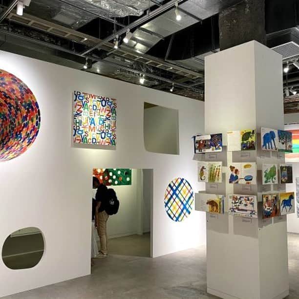 偕成社さんのインスタグラム写真 - (偕成社Instagram)「【イベント情報・東京】立川駅北口「PLAY!MUSEUM」で開催中のエリック・カール展、後期の展示が本日11月2日（月）よりスタート！  東京・立川駅北口にオープンした「PLAY! MUSEUM」で、「エリック・カール　遊ぶための本」が開催されています（〜2021年3月28日（日））。 今日から後期として、新しい原画の展示が始まったそう！  この展覧会では、カールさんの絵本をおもちゃのように見立てて、「くぐる」「きく」「うごかす」など、絵本を10の遊び方に分けて紹介しています。  会場の壁には、カールさんの代表作『はらぺこあおむし』のように、穴がたくさんあいています。 高いところにトンネルのような穴があったり、足元に小さな穴があいていたり……。立体的なつくりで、見る人を飽きさせません！  感染症対策も実施されています。ぜひお出かけくださいね。 ＊写真は前期の展示中に撮影したものです。  ▶︎展覧会詳細 https://play2020.jp/article/exhibition-eric_carle/  #エリックカール #エリックカール展 #playmuseun #立川 #美術館 #立川play #エリックカール遊ぶための本  #イベント情報 #東京のイベント #偕成社 #kaiseisha #公式アカウント #絵本 #児童書 #翻訳絵本 #絵本イベント #はらぺこあおむし」11月2日 17時01分 - kaiseisha_pr