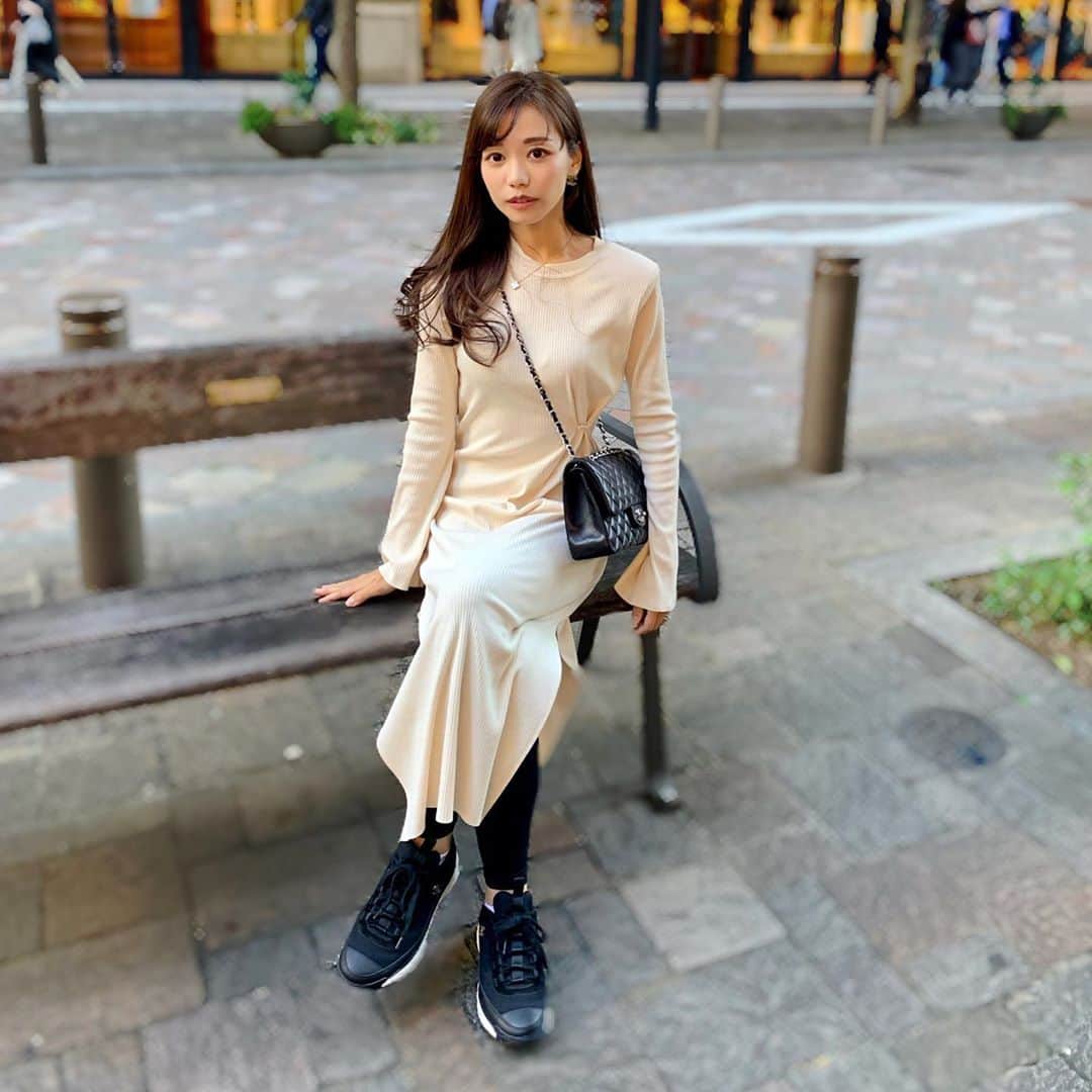 福山唯のインスタグラム：「ちょっとベンチでひと休み🐼🍁 . . お袖とウエストのポイントが可愛い褒められワンピは　@valmuer_official ♡  カジュアルに着たい時はレギンスを合わせてるよ♫ . . 乾燥の季節だ🥺お風呂あがり塗るボディークリーム、寒い時期は甘めの香りが好き☃️ . .  #coordinate  #gardenbyvalmuer #valmuer #casual #valmuer_official #chanel  #onepiece #monotone #instafashion #コーディネート #コーデ　#ヴェルムーア　#ワンピース　#スニーカー　#カジュアル 　🍁」