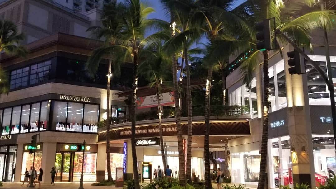 瀬川慶さんのインスタグラム写真 - (瀬川慶Instagram)「Welcome back to Waikiki @internationalmarketplace 観光再開! ワイキキにお帰りなさーい！  YouTube: Aloha Style please check it out!  #hawaii #aloha #covid19hawaii #socialdistancing #oahu #intlmkplace #waikiki #Youtube #alohastyle  #ハワイ　#アロハ　#コロナの影響　#コロナに負けるな　#インターナショナルマーケットプレイス　#ソーシャルディスタンス　#オアフ島　#ワイキキ　#ユーチューブ　#アロハスタイル　#チャンネル登録お願いします　#観光再開　#14日隔離免除　#嬉しさ隠せない　#油断は禁物」11月2日 17時11分 - kei.segawa