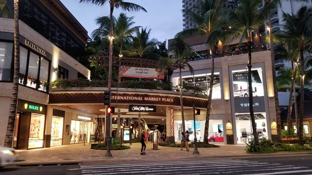 瀬川慶さんのインスタグラム写真 - (瀬川慶Instagram)「Welcome back to Waikiki @internationalmarketplace 観光再開! ワイキキにお帰りなさーい！  YouTube: Aloha Style please check it out!  #hawaii #aloha #covid19hawaii #socialdistancing #oahu #intlmkplace #waikiki #Youtube #alohastyle  #ハワイ　#アロハ　#コロナの影響　#コロナに負けるな　#インターナショナルマーケットプレイス　#ソーシャルディスタンス　#オアフ島　#ワイキキ　#ユーチューブ　#アロハスタイル　#チャンネル登録お願いします　#観光再開　#14日隔離免除　#嬉しさ隠せない　#油断は禁物」11月2日 17時11分 - kei.segawa