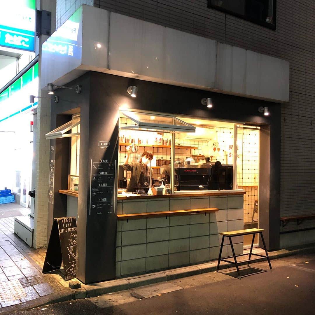 ABOUT LIFE COFFEE BREWERSさんのインスタグラム写真 - (ABOUT LIFE COFFEE BREWERSInstagram)「Autumn rainy day🍂☔️ Please take a rest with our coffee☕️ Today's popular beverage is Latte✌️ Cold atmosphere is the best for latte😊  今日も肌寒い一日ですね！ そんな日はホットラテがおすすめですよ！✨ ALCBのラテはコーヒーの苦さはなく、ミルクとコーヒー本来の甘さでお砂糖がなくても美味しく召し上がって頂けますよ！😉 是非お試しくださーい！👌  #aboutlifecoffeebrewers #aboutlifecoffee #onibuscoffee #onibuscoffeenakameguro #ratiocoffeeandcycle #akitocoffee #stylecoffee #specialtycoffee #tokyocoffee #tokyocafe #shibuya #tokyo」11月2日 17時12分 - aboutlifecoffeebrewers