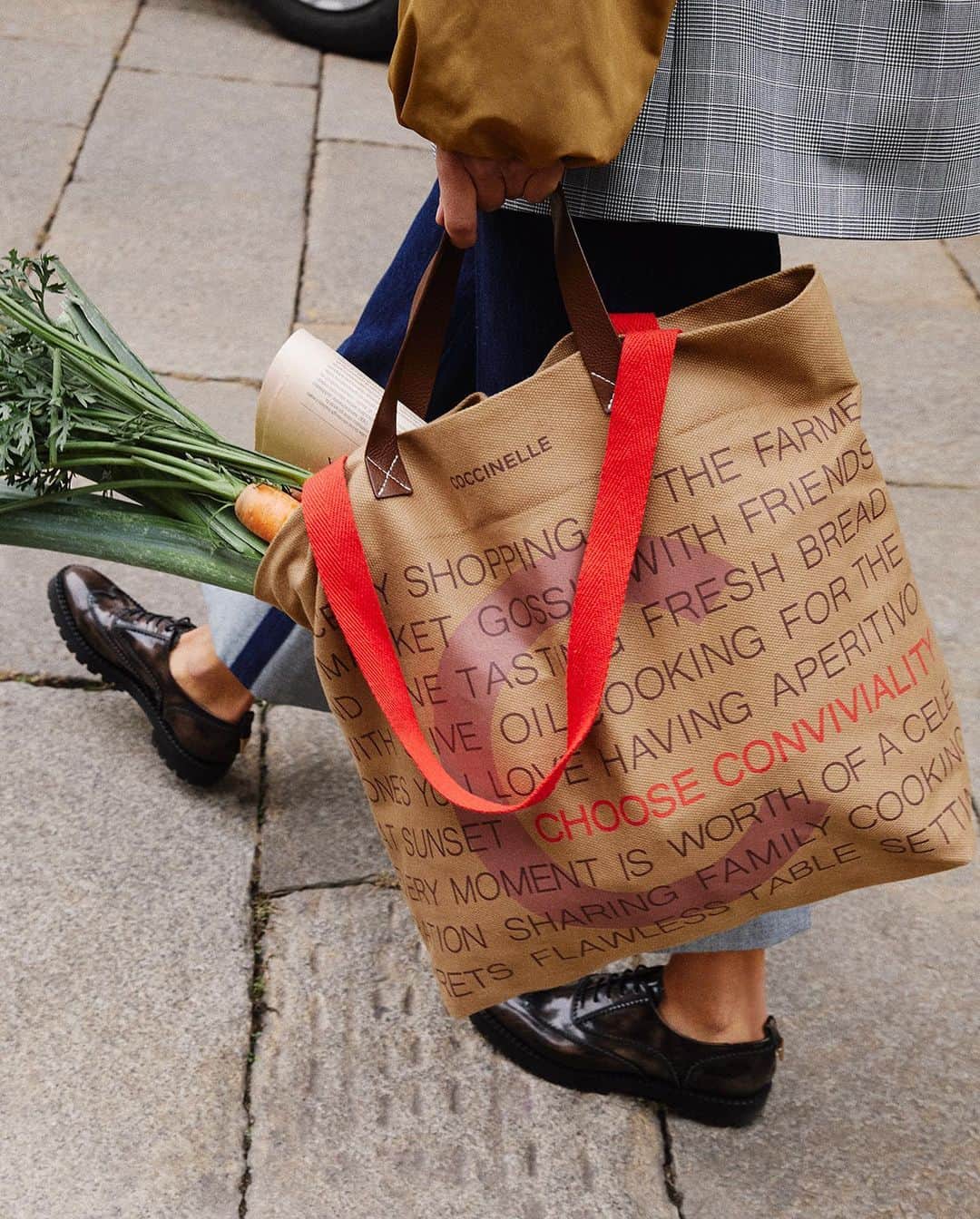 コチネレさんのインスタグラム写真 - (コチネレInstagram)「Casual with style. Make it comfortable with our latest must-have: the lovely market bag.  #Coccinelle #CoccinelleBags #ItalianConviviality #MarketBag @eatalygram」11月2日 17時23分 - coccinelleofficial