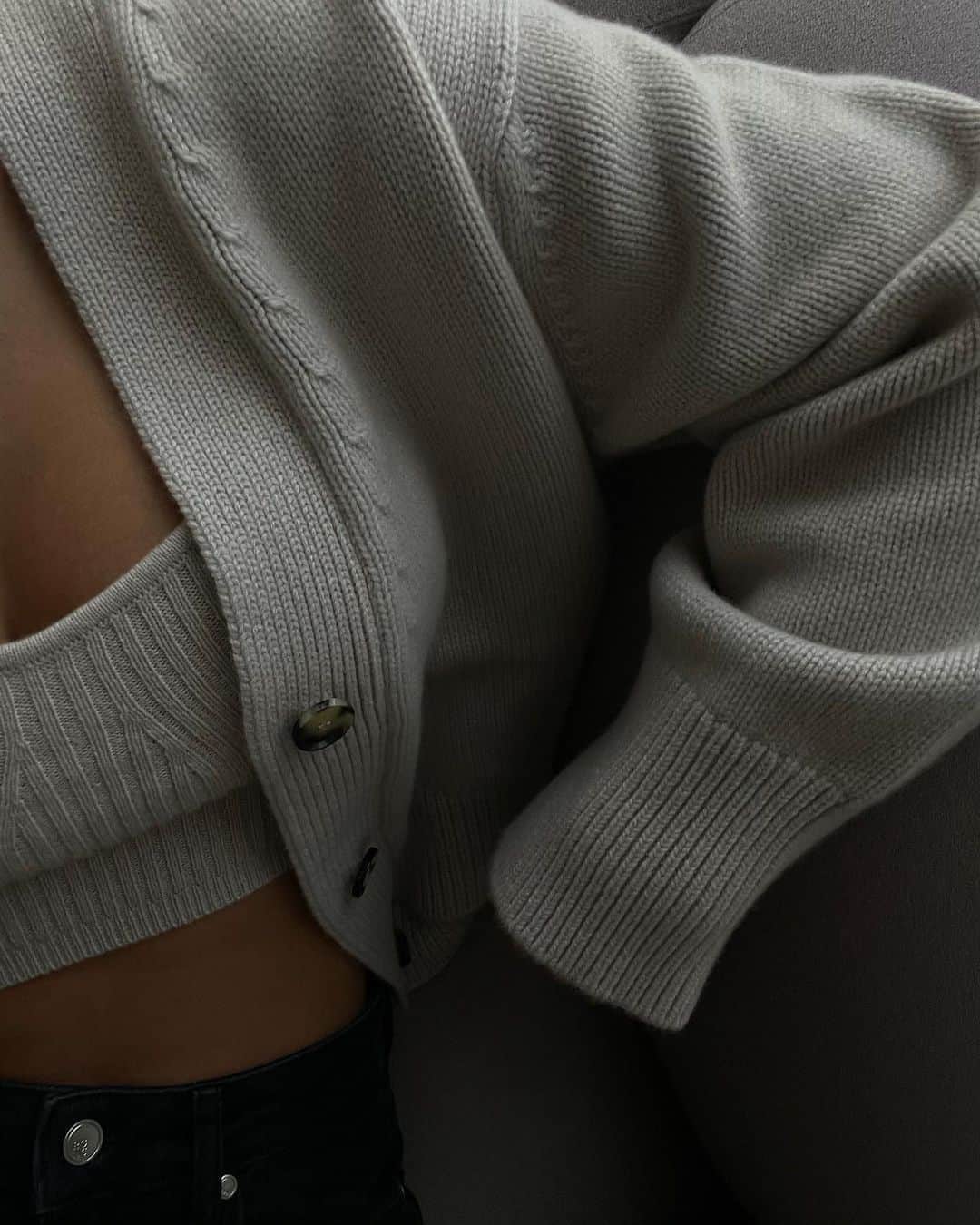 Mathilde Goehlerのインスタグラム：「Staying inside 🤍 what’s your affirmations this week?」