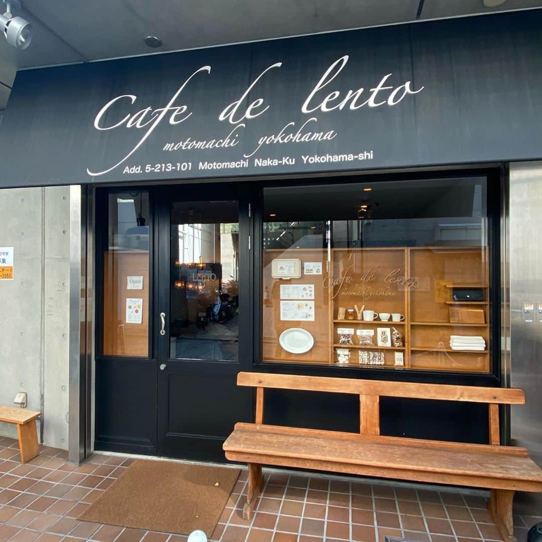 ウルフさんのインスタグラム写真 - (ウルフInstagram)「【#石川町　#LENTO】﻿  ﻿固めタルト好き必見！ハーフ＆ハーフで楽しめる魅惑のタルト🐺﻿ ﻿ デザート、ドリンクセット　1,408円(税込)﻿ ﻿ 石川町駅から徒歩5分にあるレント @cafedelento は常にお客さんが絶えない人気店！﻿ ﻿ 元町中華街からも15分くらいで歩いていける距離なのでぜひここも寄って欲しい！﻿ ﻿ ここの魅力的なのは味やお店の雰囲気はもちろんのこと、タルトをハーフで２つ組み合わせることができる！﻿ ﻿ 今回は焼きいちごとチーズを選択！﻿ ﻿ まずここのタルト…めっちゃ硬めです！！ ここまで硬いタルトはほんと珍しいかも﻿…ウルフは固め好きなので嬉しい🥺 しっかり焼かれてるので香ばしさもあって◎﻿ 焼きいちごもたっぷり乗ってて、この熟した感じとつぶつぶ感がたまらない！﻿ 甘さも控えめなので◎﻿ ﻿ チーズケーキはホワイトチョコと二層になってる！ホワイトチョコ感はなかったけど、普通に美味しい！🤤﻿ なめらかな食感に固めタルトのギャップがあってよき！﻿ ﻿ 土日は並ぶのか覚悟でいってね！﻿ 土曜の13時くらいにいって15分待ちくらいだった！﻿ 店員さんの接客も丁寧でちゃんと説明してくれるから◎﻿ ﻿ ごちそうさまでした🐺﻿  ※美味しさ、映え、コスパの評価は注文した商品だけの個人的な評価になります。﻿ ﻿ コロナの影響で営業時間や提供商品が異なる場合があるので、お店に電話などで確認してね！﻿ ﻿ 何か質問や感想あればコメント、DMお待ちしてます😚﻿ ﻿ また、ウルフを見て食べたら投稿やストーリーでタグ付けで知らせてくれると喜びます😚﻿ いいねやコメントしにいくのでぜひ通知してね🥺﻿ ﻿ 🚃石川町駅から徒歩5分﻿ 💺22席ほど﻿ 📍神奈川県横浜市中区元町5-213 101﻿ ⏰ 11:00～18:00(L.O.17:30)﻿ 日曜営業﻿ ﻿ #中華街グルメ #中華街ランチ #中華街カフェ #中華街スイーツ #中華街」11月2日 17時18分 - wolf.0313
