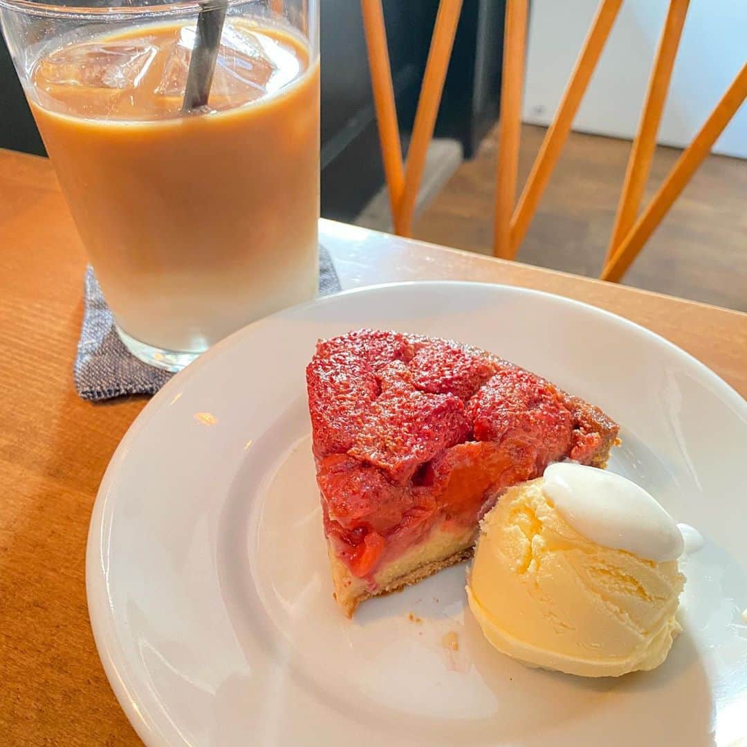 ウルフさんのインスタグラム写真 - (ウルフInstagram)「【#石川町　#LENTO】﻿  ﻿固めタルト好き必見！ハーフ＆ハーフで楽しめる魅惑のタルト🐺﻿ ﻿ デザート、ドリンクセット　1,408円(税込)﻿ ﻿ 石川町駅から徒歩5分にあるレント @cafedelento は常にお客さんが絶えない人気店！﻿ ﻿ 元町中華街からも15分くらいで歩いていける距離なのでぜひここも寄って欲しい！﻿ ﻿ ここの魅力的なのは味やお店の雰囲気はもちろんのこと、タルトをハーフで２つ組み合わせることができる！﻿ ﻿ 今回は焼きいちごとチーズを選択！﻿ ﻿ まずここのタルト…めっちゃ硬めです！！ ここまで硬いタルトはほんと珍しいかも﻿…ウルフは固め好きなので嬉しい🥺 しっかり焼かれてるので香ばしさもあって◎﻿ 焼きいちごもたっぷり乗ってて、この熟した感じとつぶつぶ感がたまらない！﻿ 甘さも控えめなので◎﻿ ﻿ チーズケーキはホワイトチョコと二層になってる！ホワイトチョコ感はなかったけど、普通に美味しい！🤤﻿ なめらかな食感に固めタルトのギャップがあってよき！﻿ ﻿ 土日は並ぶのか覚悟でいってね！﻿ 土曜の13時くらいにいって15分待ちくらいだった！﻿ 店員さんの接客も丁寧でちゃんと説明してくれるから◎﻿ ﻿ ごちそうさまでした🐺﻿  ※美味しさ、映え、コスパの評価は注文した商品だけの個人的な評価になります。﻿ ﻿ コロナの影響で営業時間や提供商品が異なる場合があるので、お店に電話などで確認してね！﻿ ﻿ 何か質問や感想あればコメント、DMお待ちしてます😚﻿ ﻿ また、ウルフを見て食べたら投稿やストーリーでタグ付けで知らせてくれると喜びます😚﻿ いいねやコメントしにいくのでぜひ通知してね🥺﻿ ﻿ 🚃石川町駅から徒歩5分﻿ 💺22席ほど﻿ 📍神奈川県横浜市中区元町5-213 101﻿ ⏰ 11:00～18:00(L.O.17:30)﻿ 日曜営業﻿ ﻿ #中華街グルメ #中華街ランチ #中華街カフェ #中華街スイーツ #中華街」11月2日 17時18分 - wolf.0313