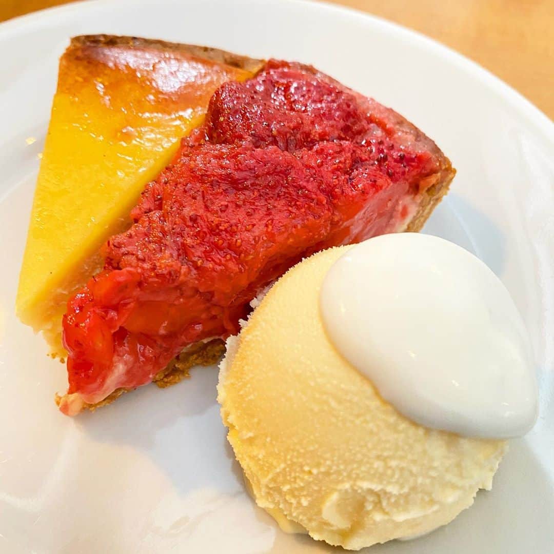 ウルフさんのインスタグラム写真 - (ウルフInstagram)「【#石川町　#LENTO】﻿  ﻿固めタルト好き必見！ハーフ＆ハーフで楽しめる魅惑のタルト🐺﻿ ﻿ デザート、ドリンクセット　1,408円(税込)﻿ ﻿ 石川町駅から徒歩5分にあるレント @cafedelento は常にお客さんが絶えない人気店！﻿ ﻿ 元町中華街からも15分くらいで歩いていける距離なのでぜひここも寄って欲しい！﻿ ﻿ ここの魅力的なのは味やお店の雰囲気はもちろんのこと、タルトをハーフで２つ組み合わせることができる！﻿ ﻿ 今回は焼きいちごとチーズを選択！﻿ ﻿ まずここのタルト…めっちゃ硬めです！！ ここまで硬いタルトはほんと珍しいかも﻿…ウルフは固め好きなので嬉しい🥺 しっかり焼かれてるので香ばしさもあって◎﻿ 焼きいちごもたっぷり乗ってて、この熟した感じとつぶつぶ感がたまらない！﻿ 甘さも控えめなので◎﻿ ﻿ チーズケーキはホワイトチョコと二層になってる！ホワイトチョコ感はなかったけど、普通に美味しい！🤤﻿ なめらかな食感に固めタルトのギャップがあってよき！﻿ ﻿ 土日は並ぶのか覚悟でいってね！﻿ 土曜の13時くらいにいって15分待ちくらいだった！﻿ 店員さんの接客も丁寧でちゃんと説明してくれるから◎﻿ ﻿ ごちそうさまでした🐺﻿  ※美味しさ、映え、コスパの評価は注文した商品だけの個人的な評価になります。﻿ ﻿ コロナの影響で営業時間や提供商品が異なる場合があるので、お店に電話などで確認してね！﻿ ﻿ 何か質問や感想あればコメント、DMお待ちしてます😚﻿ ﻿ また、ウルフを見て食べたら投稿やストーリーでタグ付けで知らせてくれると喜びます😚﻿ いいねやコメントしにいくのでぜひ通知してね🥺﻿ ﻿ 🚃石川町駅から徒歩5分﻿ 💺22席ほど﻿ 📍神奈川県横浜市中区元町5-213 101﻿ ⏰ 11:00～18:00(L.O.17:30)﻿ 日曜営業﻿ ﻿ #中華街グルメ #中華街ランチ #中華街カフェ #中華街スイーツ #中華街」11月2日 17時18分 - wolf.0313