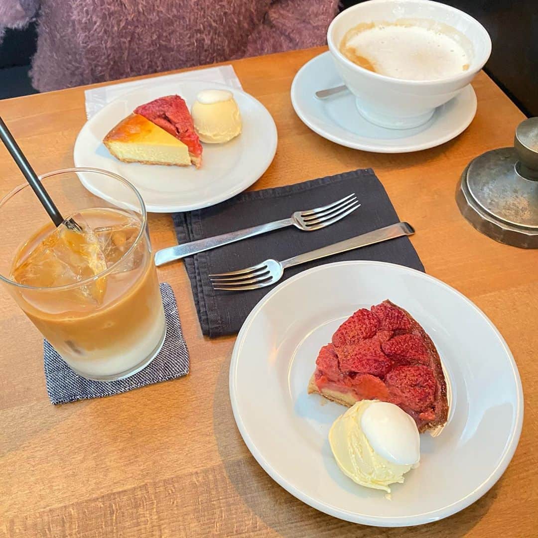 ウルフさんのインスタグラム写真 - (ウルフInstagram)「【#石川町　#LENTO】﻿  ﻿固めタルト好き必見！ハーフ＆ハーフで楽しめる魅惑のタルト🐺﻿ ﻿ デザート、ドリンクセット　1,408円(税込)﻿ ﻿ 石川町駅から徒歩5分にあるレント @cafedelento は常にお客さんが絶えない人気店！﻿ ﻿ 元町中華街からも15分くらいで歩いていける距離なのでぜひここも寄って欲しい！﻿ ﻿ ここの魅力的なのは味やお店の雰囲気はもちろんのこと、タルトをハーフで２つ組み合わせることができる！﻿ ﻿ 今回は焼きいちごとチーズを選択！﻿ ﻿ まずここのタルト…めっちゃ硬めです！！ ここまで硬いタルトはほんと珍しいかも﻿…ウルフは固め好きなので嬉しい🥺 しっかり焼かれてるので香ばしさもあって◎﻿ 焼きいちごもたっぷり乗ってて、この熟した感じとつぶつぶ感がたまらない！﻿ 甘さも控えめなので◎﻿ ﻿ チーズケーキはホワイトチョコと二層になってる！ホワイトチョコ感はなかったけど、普通に美味しい！🤤﻿ なめらかな食感に固めタルトのギャップがあってよき！﻿ ﻿ 土日は並ぶのか覚悟でいってね！﻿ 土曜の13時くらいにいって15分待ちくらいだった！﻿ 店員さんの接客も丁寧でちゃんと説明してくれるから◎﻿ ﻿ ごちそうさまでした🐺﻿  ※美味しさ、映え、コスパの評価は注文した商品だけの個人的な評価になります。﻿ ﻿ コロナの影響で営業時間や提供商品が異なる場合があるので、お店に電話などで確認してね！﻿ ﻿ 何か質問や感想あればコメント、DMお待ちしてます😚﻿ ﻿ また、ウルフを見て食べたら投稿やストーリーでタグ付けで知らせてくれると喜びます😚﻿ いいねやコメントしにいくのでぜひ通知してね🥺﻿ ﻿ 🚃石川町駅から徒歩5分﻿ 💺22席ほど﻿ 📍神奈川県横浜市中区元町5-213 101﻿ ⏰ 11:00～18:00(L.O.17:30)﻿ 日曜営業﻿ ﻿ #中華街グルメ #中華街ランチ #中華街カフェ #中華街スイーツ #中華街」11月2日 17時18分 - wolf.0313