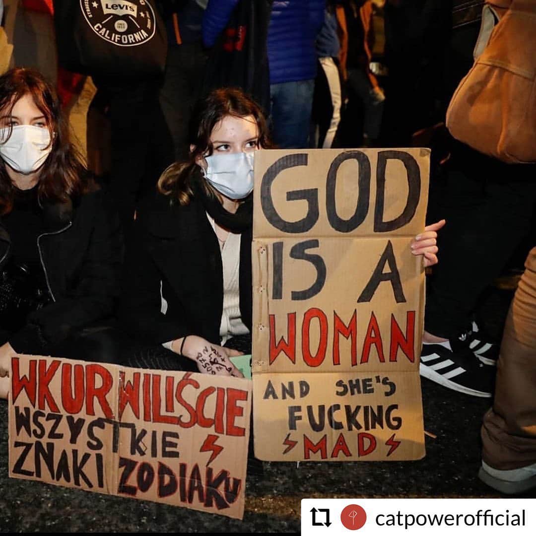 アニヤ・ルービックのインスタグラム：「@catpowerofficial jest z nami!! @catpowerofficial is with us! ❤️💪 #RepostPlus @catpowerofficial - - - - - - 100,000 women and ally pro-choice protesters flooded the streets of Warsaw, Poland last night in the biggest protest so far against a court decision to almost completely ban the right to abortion, including in case of severe defects.  #strajkkobiet⁠ ⁠ (photo by @wencek_michal, rest of the photos by Kacper Pempel and Dariusz Borowicz/Reuters)  #Repost @redfishstream」