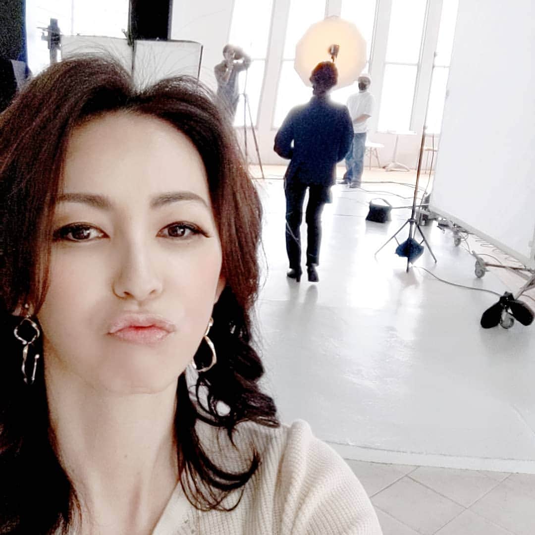 真山景子のインスタグラム：「本日撮影風景。  何だか最近断捨離の鬼になっていて、年末大掃除がいつもより念入りになってる😌✨どんな世界になっても毎年来年はもっといい年にしたいと常に思ってます😆🤭😁🤭👅  あっという間に今年が終わるなぁ。」