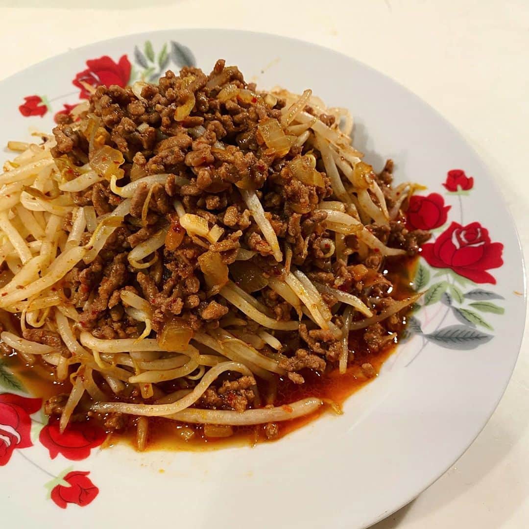 小鳥遊しほのインスタグラム：「もやし炒めはひき肉いれるのがすき。つくり方はABCDの順にフライパンで炒めるだけ。白米かお酒の準備はいいですか？🍚🍺☺️  A ごま油 大さじ1 豆板醤　小さじ1/2 にんにく(みじん切り) 1片 🔻 B 合い挽き肉 200g 玉ねぎ(みじん切り)1/4個 🔻 C もやし 1袋 🔻 D オイスターソース 小さじ2 しょうゆ 小さじ2 みりん 大さじ1 顆粒中華だし 小さじ1/2 こしょう 適量  中華系はごはんもお酒も進んじゃうよね〜😘 あ、明日はケニックです！ @kenickcurry  きのこスペシャルあるよー！ きてねーーーーん🍛  #小鳥飯 #簡単レシピ #自炊 #おうちごはん #一人暮らしごはん #ごはん #料理初心者  #レシピ #もやし #もやしレシピ  #料理勉強中 #recipe #cooking #foodporn」