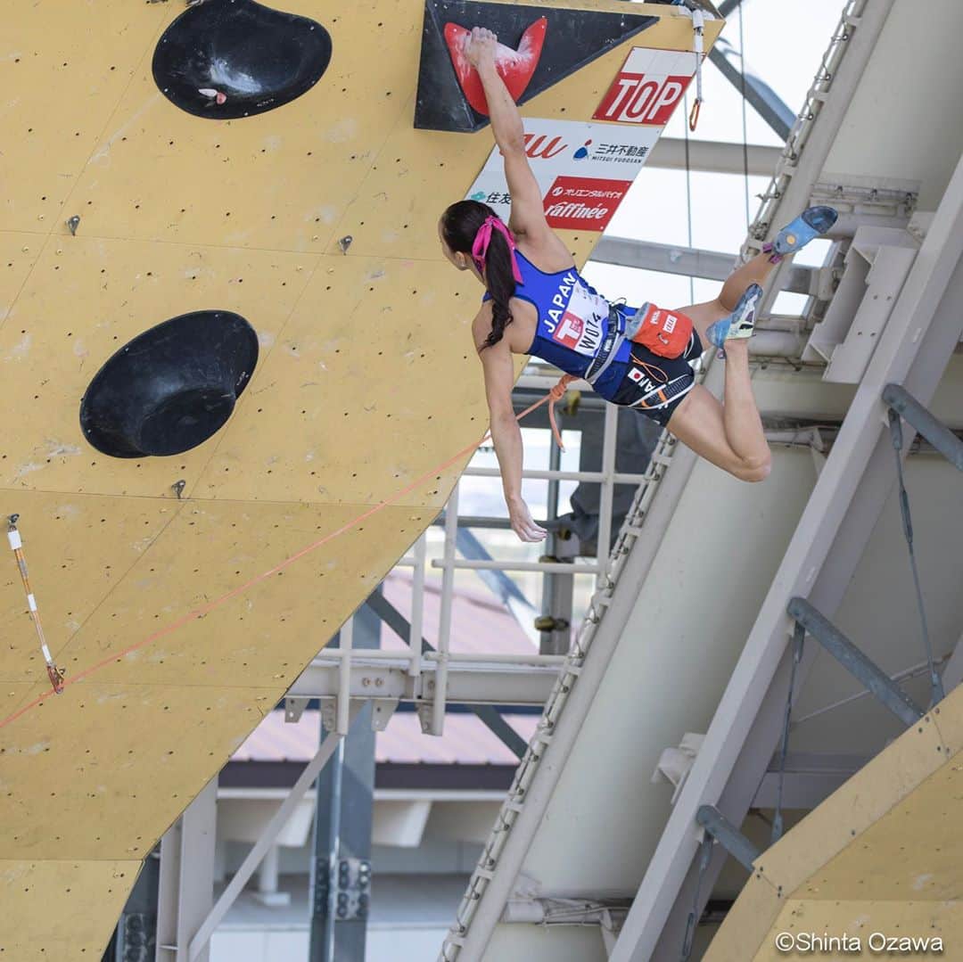 野口啓代のインスタグラム：「“TOP OF THE TOP 2020” * Japan national online competition is over!! My final result was Lead 1st and Boulder 2nd.🥇🥈 For lead, I’m so happy to climb to the top on both semi-finals & finals!!🤩🎉 For boulder, I flashed W1,2,3 and had a really good feeling. But...for W4, I couldn’t get the top and then just missed the 1st place...💔 This time, I’m satisfied with my performance after hard trading. I also found new task and it was totally a good experience. To conclude, thank you so much for everyone who took us to the fantastic opportunity while the national team activities are limited.🙏🏻✨ * * TOT2020が終了しました🏆 ボルダーでは、決勝3課題目まで1撃💥かなりいい展開だったのですが、4課題目がボーナスすら取れずに結果2位😢🥈かなり悔しいですが、今後の改善点がみつかり、またトレーニングしてきたことの成長も感じられ、大収穫の決勝ラウンドでした🤲🏻* * リードでは、準決勝・決勝共に完登できて優勝できたので最高でした😍🥇今までは、リードの課題の中の狭いムーブや終了点取りに苦手意識があったのですが、少しずつ克服できているなと感じられて嬉しいです😭✨* * 目標の2冠は達成出来ませんでしたが、今までやってきたことを信じて、自分の理想に近付けていきますっ✊🏻🔥* * 今回の大会で、今年初めて日本代表ユニフォームを着ることができました🇯🇵このような機会を作ってくれたJMSCA、運営、セッター、西条市の方々、そして応援してくださったみなさん、ありがとうございました❣️* * * 真のTOT @tacata_tottori & ボルダー初優勝 @mao___nakamura おめでとう🎉💕* * #topofthetop2020  photo by @shintaozawa  ————————————— @au_official #大和証券 #セブンイレブン @thenorthfacejp @raffinee_orientalbio #三井不動産 @cowsoapcp #zeta  @c3fit @lasportivajp @petzl_official  @newhale_japan」