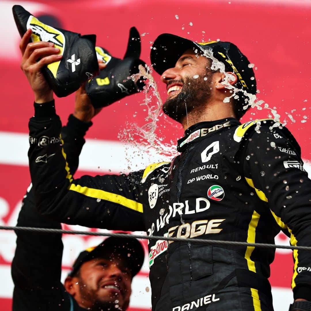 F1さんのインスタグラム写真 - (F1Instagram)「How much did @lewishamilton enjoy his first shoey? Swipe and decide! 😂 👉  #F1 #Formula1 #ImolaGP #Ricciardo #LewisHamilton @@danielricciardo」11月2日 17時31分 - f1