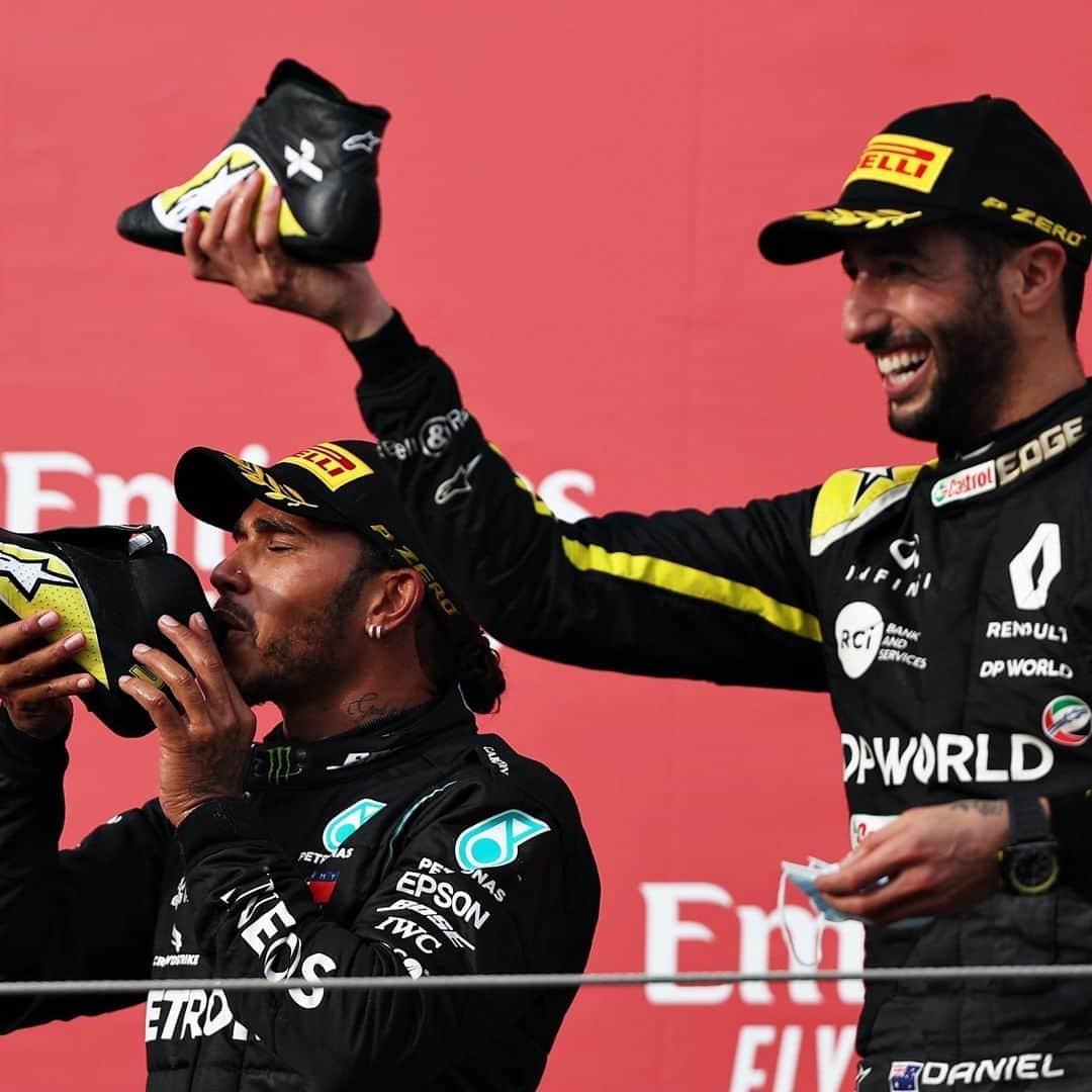 F1さんのインスタグラム写真 - (F1Instagram)「How much did @lewishamilton enjoy his first shoey? Swipe and decide! 😂 👉  #F1 #Formula1 #ImolaGP #Ricciardo #LewisHamilton @@danielricciardo」11月2日 17時31分 - f1