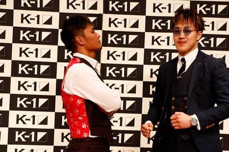 大沢文也のインスタグラム：「知り合いとフェイストゥフェイスはやっぱり出来ませんね（笑） お互い笑ってしまったww  #記者会見 #スーツ #スーツ男子 #フェイストゥフェイス」