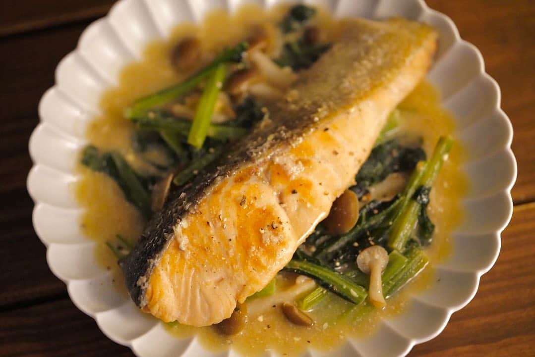 りこぴん🍅🍳さんのインスタグラム写真 - (りこぴん🍅🍳Instagram)「: : 【鮭と小松菜のアーモンドミルクブレゼ】 : また、 @reibola_soccer  のサイトにレシピを投稿させて 頂きました✨ : 今回は、鮭を使ったこれからの季節にも ピッタリの逸品。 : この料理は、鮭、小松菜、しめじ、アーモンドミルク という栄養価が高い食材を合わせた最強レシピ。 : なのに、フライパン一つで 15分ほどでできる簡単レシピなので とてもおすすめです✨ : サイトに作り方や料理動画があるので 良かったらチェックしてみてください♪  : : #REIBOLA #サッカーメディア　#サッカー #スポーツ選手　#スポーツ飯　#スポーツ　#アスリートフード　#アスリートフードマイスター　#ヘルシーメニュー　#簡単レシピ　#レシピ公開　#メニュー開発　#スポーツ女子 #ヘルシーメニュー　#疲労回復 #りこぴんクッキング  #フードコーディネーター #料理配信」11月2日 17時25分 - rikopin_tomato.925