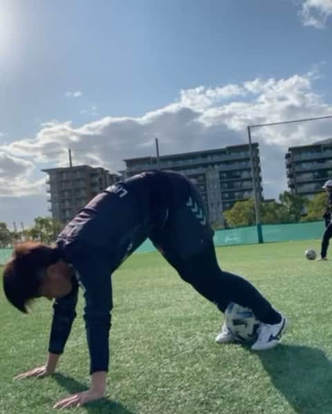 武仲麗依のインスタグラム：「昨日は応援ありがとうございました!! ってことで、倒立第2弾!!!!! ボールを足に挟んだまま倒立🙋‍♀️ ちょっとずつでも出来るようになりましたかねー？笑 コツを言うとしたら…(偉そうな事言えませんが…笑) ①思ってるより体を向こう側にする。笑 ②結構前を見るとバランスがとりやすい？ 自分なりのコツはこれかなー🙄笑」