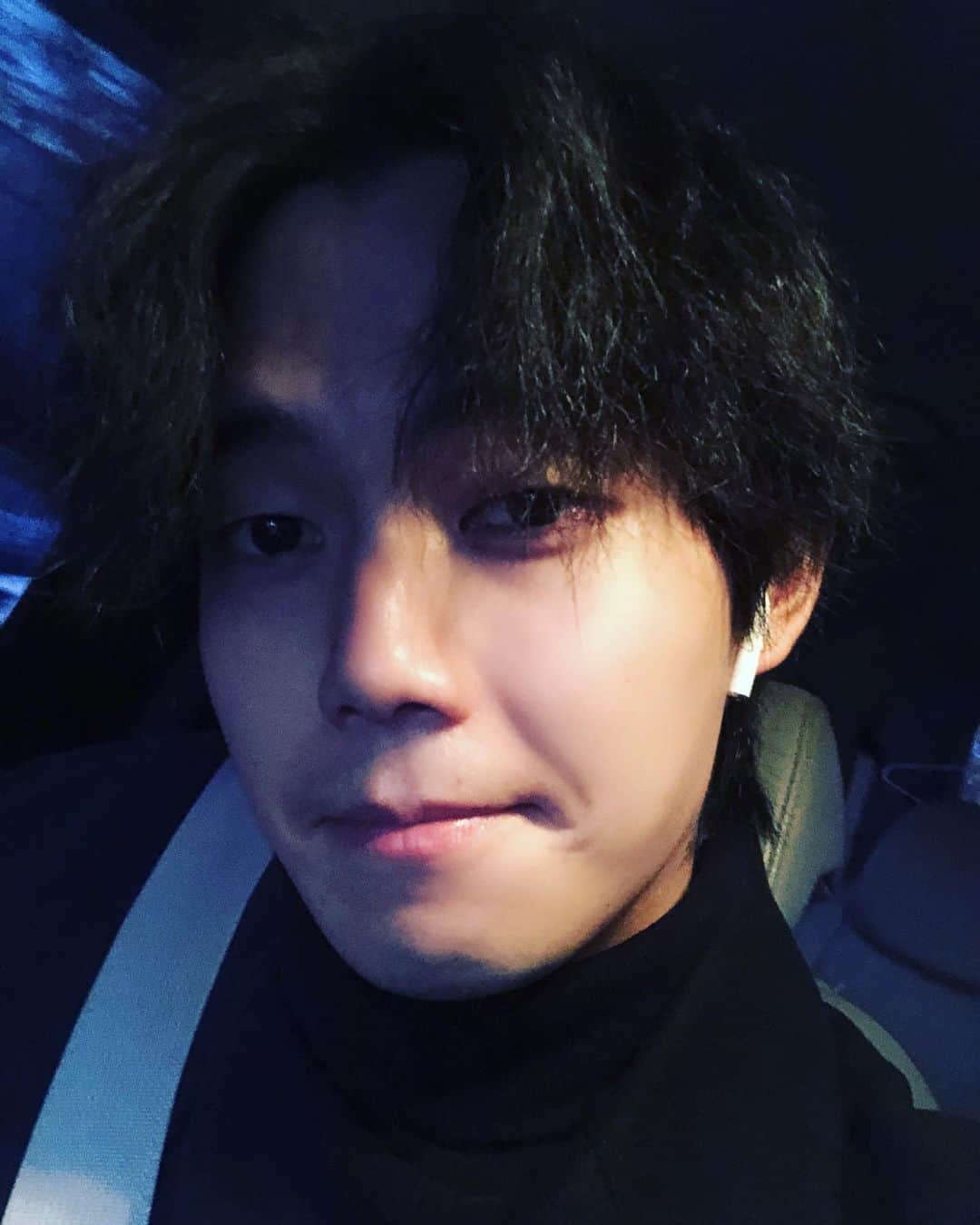 リュ・ギョンスのインスタグラム：「MONDAY NIGHT.  환절기 감기 조심하세요.」