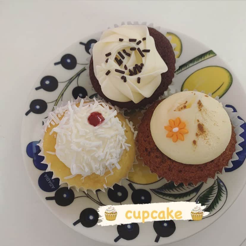 Laraのインスタグラム：「#bellas#cupcakes#chocolate#vanilla#coconut#carrot#buttercream#yummy#yum#cute#small#halloween  私はキャロットケーキが好きだった😋🤎 他も色々食べてみたい🧁❣️」