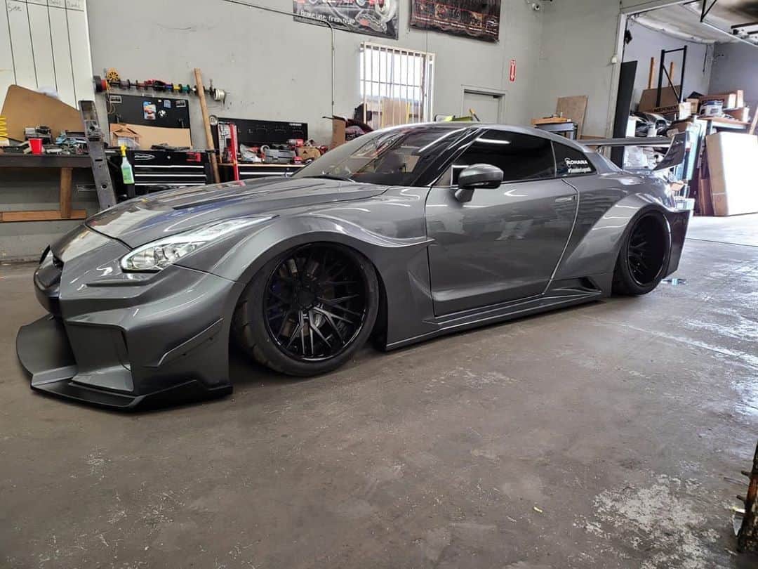 Wataru Katoさんのインスタグラム写真 - (Wataru KatoInstagram)「Second LB Silhouette WORKS GT Nissan 35GT-RR JPS Racing Style in USA 🇺🇸!! #longbeach x LB Silhouette!! Well done !! Special thanks to @libertywalk.usa & @ltmw & @ltmw.van & @phuong_86 & @ltmw_brandon & @ltmw_vic  You can choose any kind of style whatever you want!!」11月2日 17時29分 - libertywalkkato