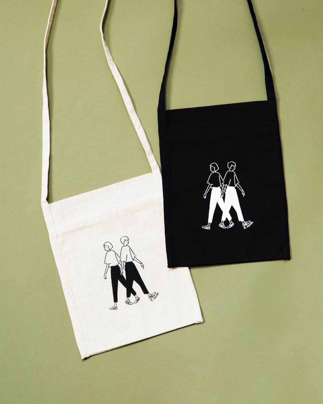 Yu Nagabaのインスタグラム：「HIGHSNOBIETYとのコラボ商品が出ました！オンラインは受注生産、代官山と渋谷の蔦屋では販売中です。 #Repost @highsnobietyjp ・・・ 【期間限定発売】最新号イラストレーター・長場雄の特集から、小誌のために描き下ろしたオリジナルイラストを配したサコッシュやトート、ロンTなどのアイテムが、期間限定で発売。 @caelumstorejp での注文〆切は、11月8日(日) 23:59まで。  代官山　蔦屋書店とSHIBUYA TSUTAYAでは、11月1日(日)からポップアップを開催。両店限定アイテムもお見逃しなく。詳しくは、HIGHSNOBIETY.JPで🔗 #長場雄 #highsnobietyjp #ハイスノ」