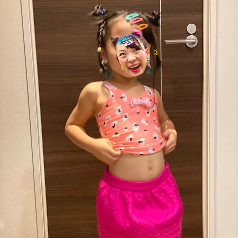 田村淳のインスタグラム：「フワちゃんになりたいらしい^_^ とても明るい子になりました^_^  フワちゃんに髪留めもらったから ご機嫌な娘ちゃん  #フワちゃん」