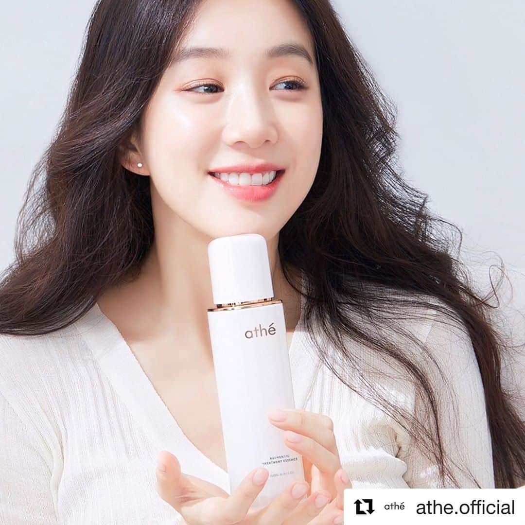 チョン・リョウォンのインスタグラム：「#Repost @athe.official with @get_repost ・・・ ⠀⠀⠀⠀⠀⠀⠀ 맑고 투명한 피부를 위한 길 아떼 어센틱 트리트먼트 에센스가 열어줄거에요💗 ⠀⠀⠀⠀⠀⠀⠀ 두 번 발효한 꽃 효모의 항산화 에너지로 흐트러진 피부를 케어해줍니다 ⠀⠀⠀⠀⠀⠀⠀ 매일 더 환하게 웃을 수 있는 이유 아떼를 만나보세요 ⠀⠀⠀⠀⠀⠀⠀ #아떼 #Athe #AuthenticTreatmentEssence ⠀⠀⠀⠀⠀⠀⠀」