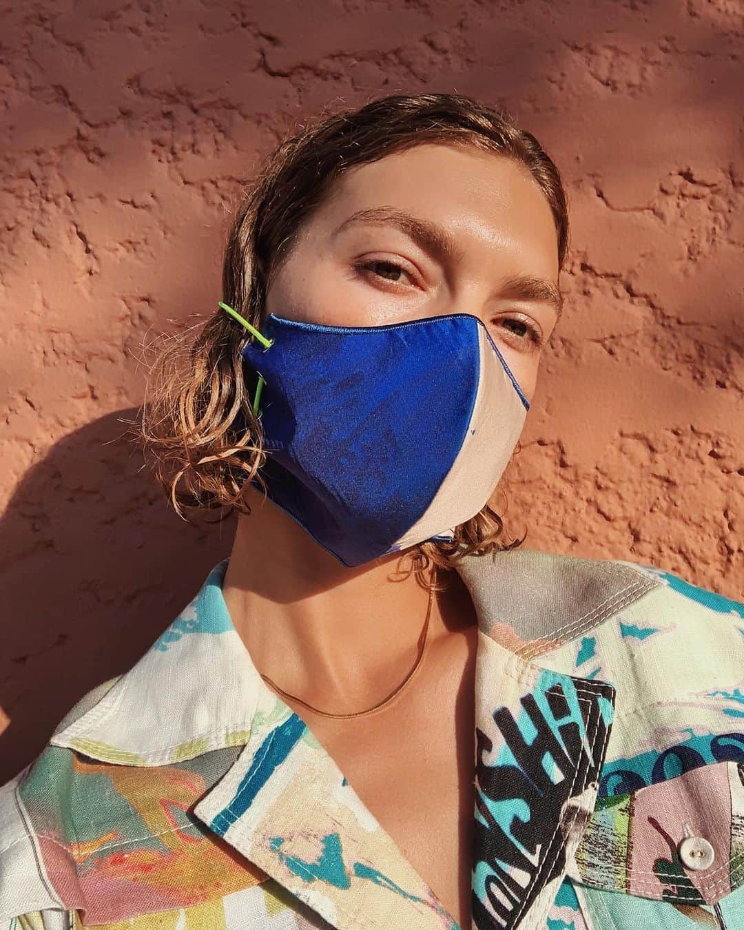 アリゾナ・ミューズのインスタグラム：「Stay home stay safe 😷」