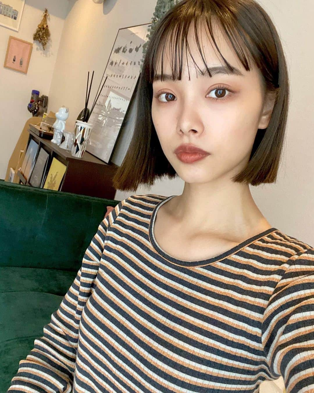 植村麻由のインスタグラム：「4,5年くらいずっとオン眉だったけどついに卒業しました😙 もうちょっとだけ伸ばす✌︎」