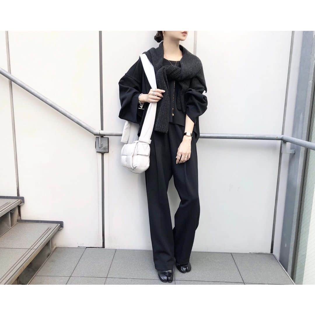 kumiのインスタグラム：「シルエットが本当に好きで 色違いで買ってしまった @gallardagalante_navy のスウェット♡🌿 ベージュも可愛かったけれど、ブラックもまた良き。  bagは旦那さんのものを拝借。 やっぱり可愛いなぁ🌜また貸してもらっちゃおう😌  #gallardagalante_navy#maisonmargiela#bottegaveneta」