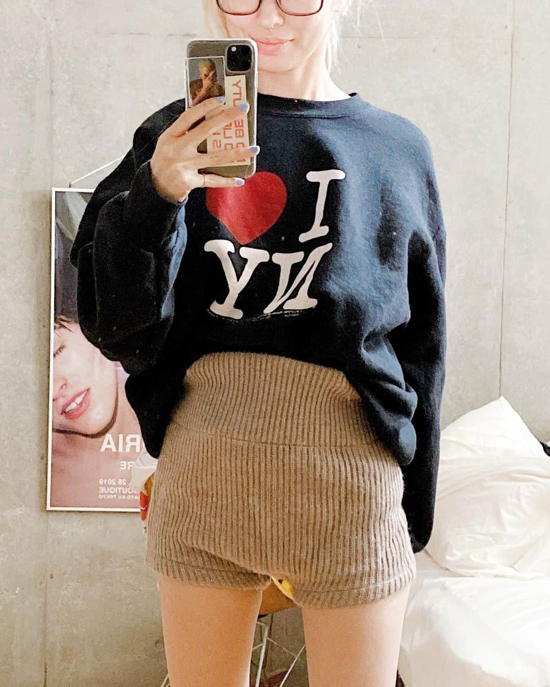 Sachiのインスタグラム：「Knit の季節がきたね。 . 母からLINEで　 『寒くなってきましたがさっちゃん大丈夫ですか？』　 寒さに弱い私を既に案じる母😂😂 南国からの冬眠メール。 . 『わかる。もうふるえてる』よ。と返信。 . closetに眠っていた、この子。懐かしい。 厚みのあるニットで大好きなシルエット。 . 大好きなお洋服達は大切に保管しています。 季節ものは特に。扱いが難しい物もたくさんあり、お別れした子達もいますが... 長く楽しんで着れたらいいよね。 . sachiの冬コーデは裏起毛ありの大好きなスウェットがメインだょ。&厚手socks。 . #ilovefashion  #lloveny #uchidafumika#knit#life#lifestyle  #sachiのitemたち」