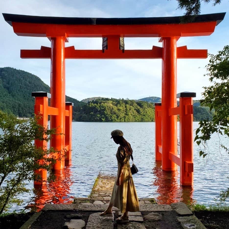 えのきさりなのインスタグラム：「. そういえばだいぶ先日にふらっと箱根旅行に行ってきたのですが もともと東京生まれ東京育ちの私には 緑が多くて静かで癒されました。 月に一度は 自然と戯れたいなぁ  箱根に行くのは5回目くらいですが 初めて#平和の鳥居　に行きました あ、#箱根ロマンスカー　にも初めて乗りました！  おすすめの国内旅行先教えてください☺︎ #元箱根　#箱根神社 #箱根神社鳥居 #芦ノ湖 #箱根旅行 #温泉旅行 #国内旅行 #gotoキャンペーン #japan #hakone」