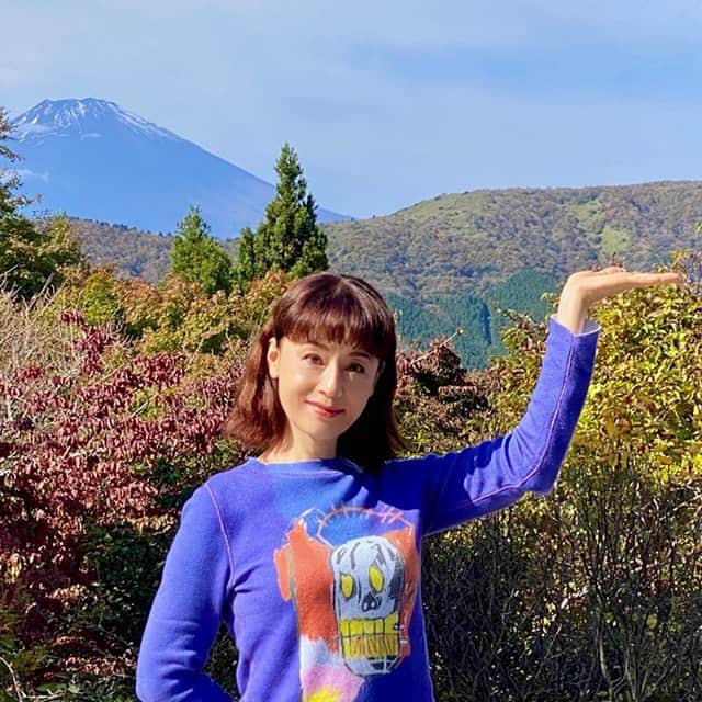 大地真央さんのインスタグラム写真 - (大地真央Instagram)「昨日、 富士山を眺めていたら…山肌にナント！ キティちゃん🐱とマリーちゃん😻を発見‼️^_−☆ 美味しい空気を吸って笑って😃温泉♨️と…英気を養って 「おかしな二人」大阪公演に向けてGOー🆙  そして、7回目のPCR検査❗️ キャスト・スタッフ全員陰性でした⭕️＼(^^)／⭕️ 引き続き、感染対策を徹底して気をつけます‼️ みなさんもお気をつけて〜👊  #箱根 #キティちゃん#マリーちゃん #富士山 #おかしな二人 🙆‍♀💁‍♀👮‍♀🙋🏻‍♀🙆‍♀🙍‍♀🙆‍♂🙋‍♂ #シアタードラマシティ#11月5日から8日まで #オリーブ 役🚯 #大地真央 #MAODAICHI」11月2日 17時49分 - daichimao_official