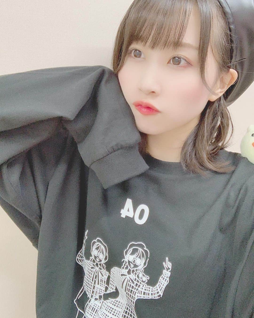 八木沙季のインスタグラム：「👗👗 . Lovelysの新グッズのロンT🥰 可愛すぎて超お気に入り！！！ Lovelysのオンラインショップで売ってます☺️ .」