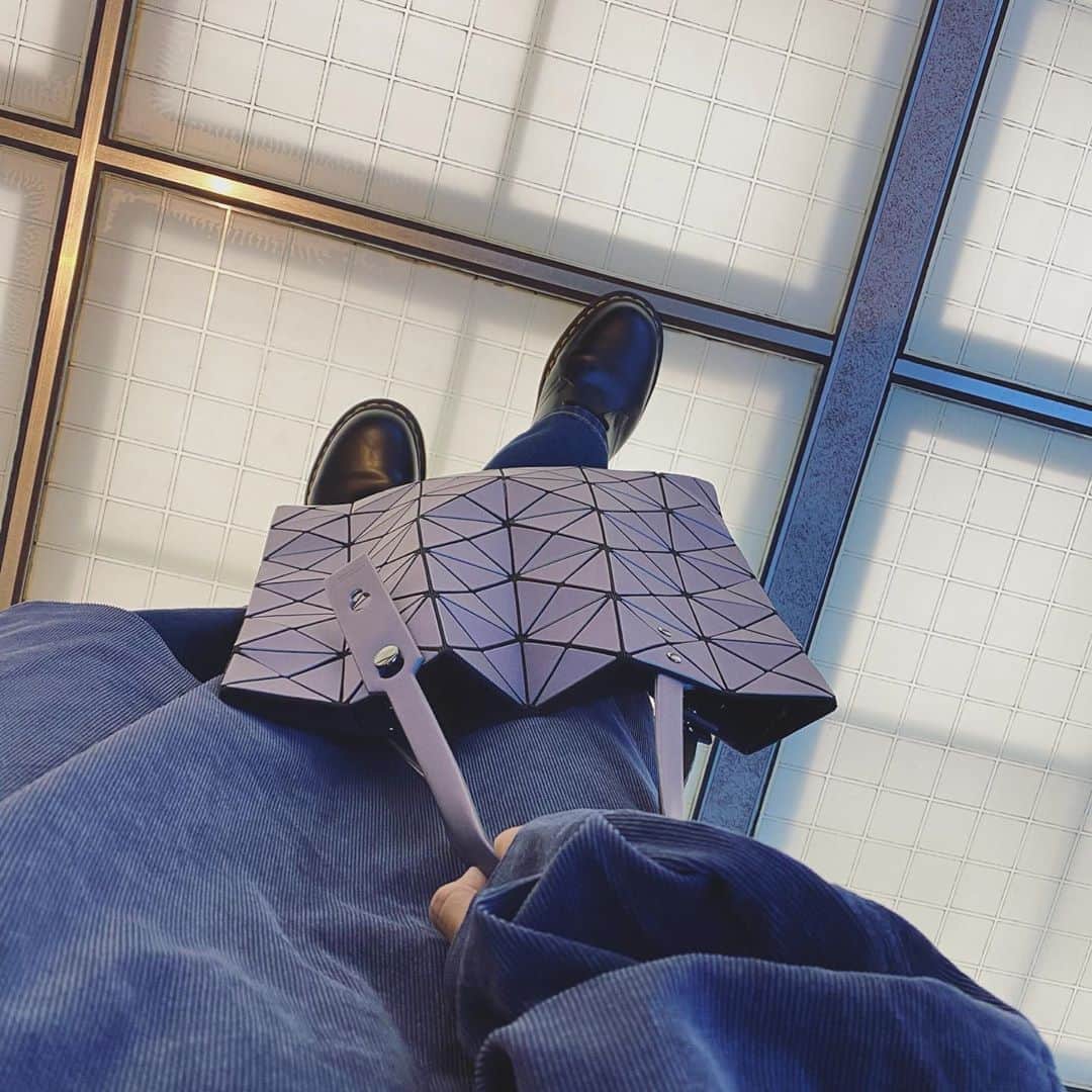 のインスタグラム：「👜🎨🎨  BAOBAO❤︎  #TokyoInternationalForum#tokyo#baobao#isseimiyake#unrelaxing#東京国際フォーラム#東京#ちゃりの芸術巡り」