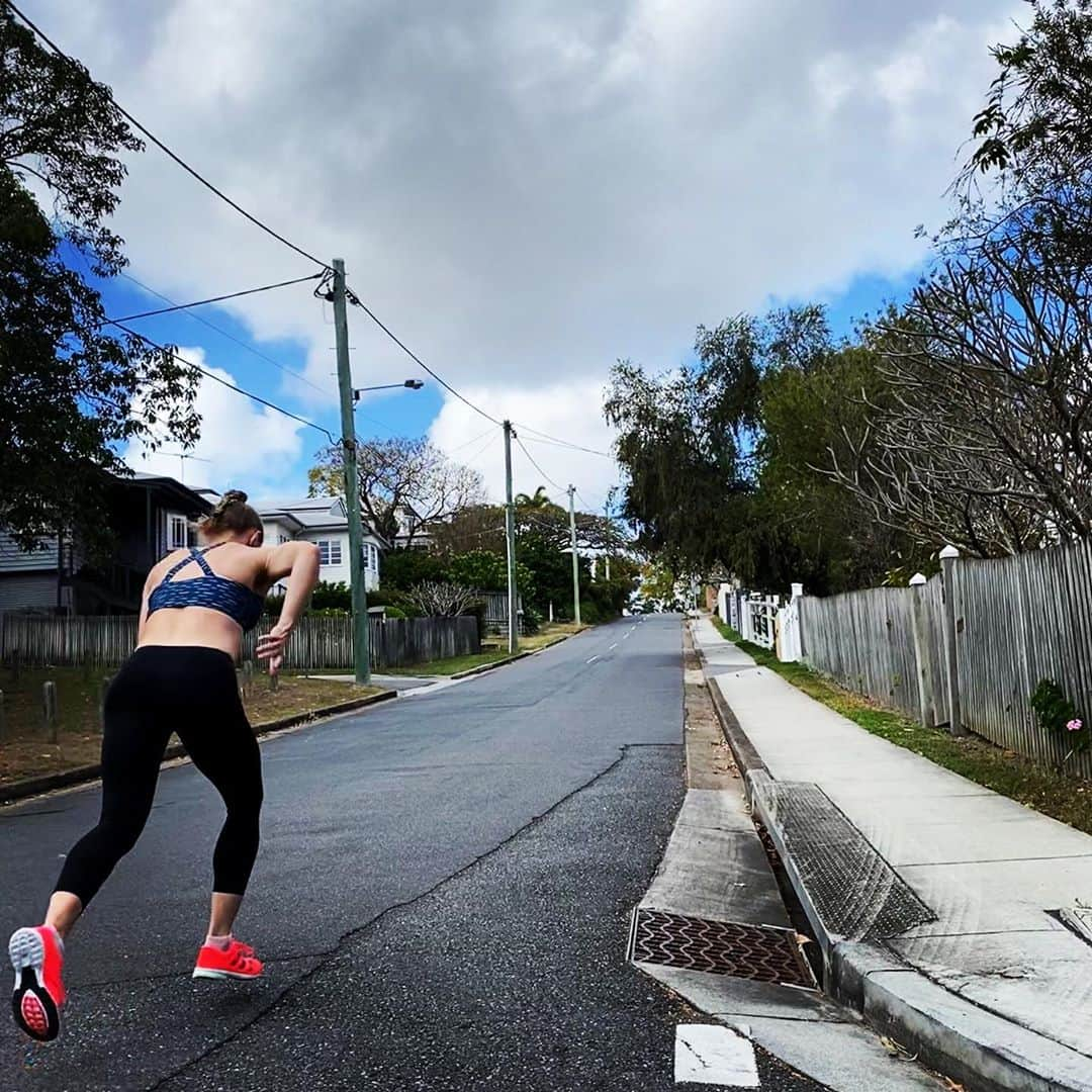 ケイトリン・サージェント・ジョーンズのインスタグラム：「Started from the bottom now we’re... somewhere slightly different ⛰ Pandemic life (+ injuries)often feels like life is “on pause” and progress is tricky to make or measure. Trying to focus on the little gains and wins in all the aspects of my life to avoid feeling “stuck” and losing motivation👌What was a win for you today?  💫 💫 💫 [image description: Caitlin has her back to the camera and is at the bottom of a long hill, just starting to run up. There’s a blue sky with clouds and she is wearing black tights and a blue crop top] #makingprogress #progressnotperfection #gratitude #mindfulness #abundance #acceptance #seekthepositive #ethicalfashion #slowfashion #ethicalactivewear #mentalhealth #goalseeker #covidlife #mondaymotivation #smallwinsmatter #stayontrack #stayfocused #dontlosehope #wegotthis」