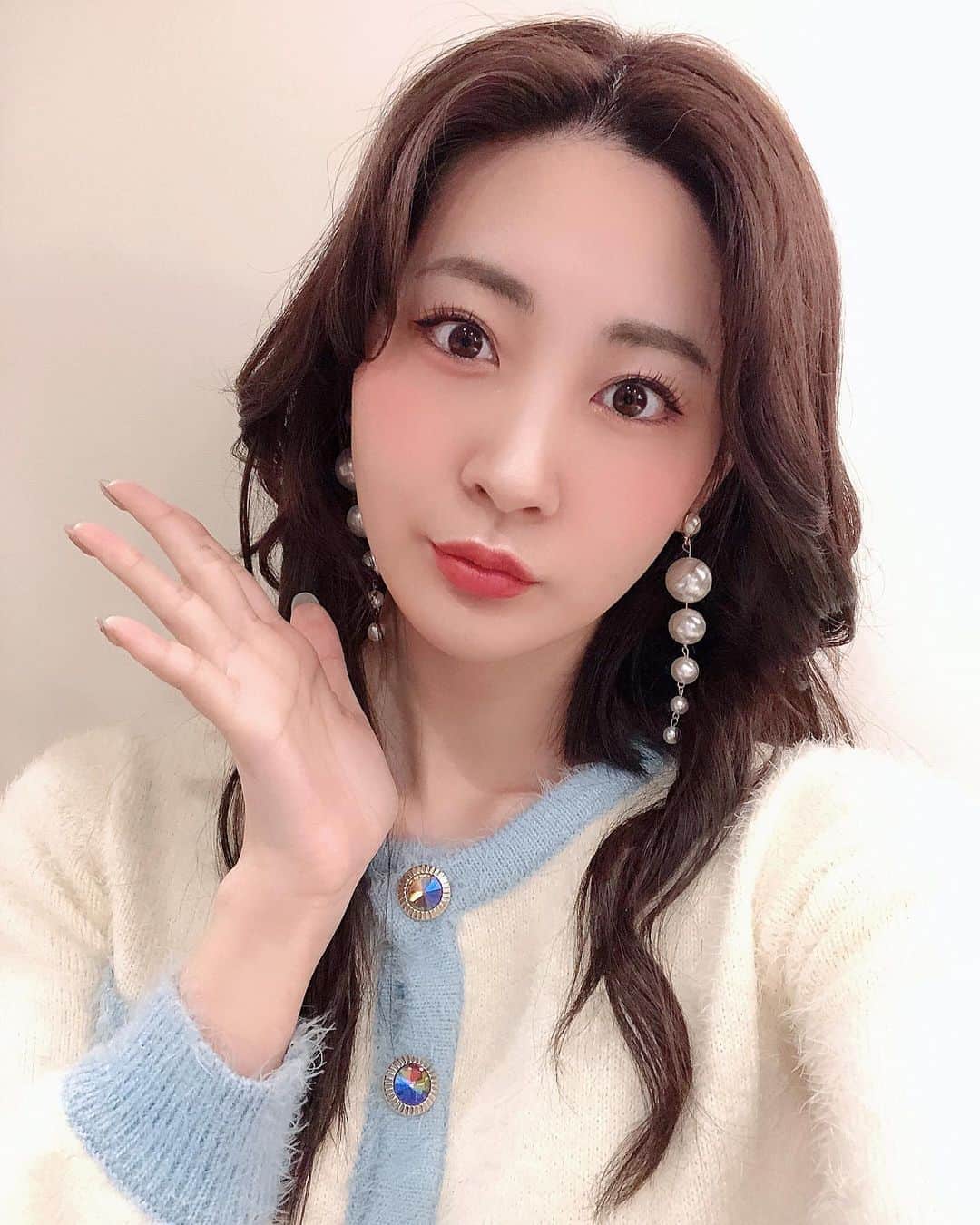 のインスタグラム：「@elena__clinicで﻿ 最新の医療ハイフソノクイーンを受けました✨﻿ 前に別の医院で医療ハイフを初めて受けたらとんでもなく痛かった記憶があったので痛いの覚悟で行ったら全然痛くなくてびっくりでした…😯💕﻿ もちろんダウンタイムなしで当日からスッキリでしたよ⭐️﻿ https://www.elena-clinic.jp/medical_menu/hifu/﻿ ﻿ ﻿ #エレナクリニック #ハイフ #医療ハイフ #ソノクイーン #リフトアップ #美肌  #最新美容 #美容クリニック #美容皮膚科 #新宿 ﻿ ﻿」