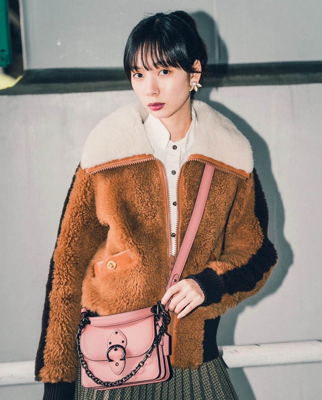 きなりのインスタグラム：「COACH holiday collection👜💕 新しく出たバッグ達本当に可愛い🥺👏 ジャケットもCOACHだよ〜！ これからのお出かけ楽しみ☺️🌈  #TheBeatBag #CoachNY」