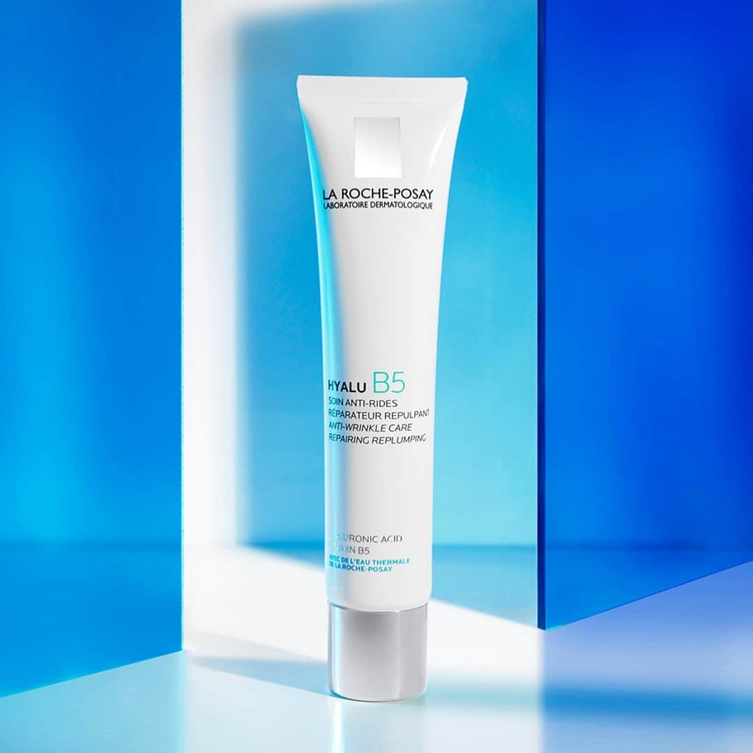 LA ROCHE-POSAY JAPAN ラロッシュポゼのインスタグラム：「＼ 悩み別で選ぶ、敏感肌用エイジングケア美容液 ／ . みなさんの中で ✔︎乾燥・弾力感の減少が気になる ✔︎保湿もしっかりしたい ✔︎エイジングケアはしたいが、肌に刺激のあるものは使いたくない ✔︎ベタつかないものを選びたい . こうしたお悩みをお持ちの方はいらっしゃいますか？ そんな方には#ヒアルB5クリーミーエッセンス がおすすめ✨ . ポイントは、うるおいで高める肌密度！ 水分を蓄えてハリと弾力をもたらすヒアルロン酸は年齢と共に減少していき、50歳では20歳の半分に。 . バリア機能をサポートしてくれるプロビタミンB5と一緒にしっかり浸透させ、閉じ込めることでもっちりハリのある肌密度の高い肌へと導きます。 . 詳細は商品タブからもみられるのでそちらもご覧ください✨ . ヒアルB5クリーミーエッセンス　40mL 4,730円（税込） . #ラロッシュポゼ #larocheposay #乾燥肌 #敏感肌 #ツヤ肌 #潤い肌 #敏感肌対策 #スキンケア #低刺激 #低刺激設計 #敏感肌コスメ #ドクターズコスメ #美肌ケア #保湿ケア #スキンケアマニア #自分磨き #マスク肌荒れ #美容好きさんと繋がりたい #おすすめコスメ #スキンケア購入品 #スキンケア好きさんと繋がりたい #肌活 #肌ケア #キレイになりたい #肌荒れ対策 #美容マニア #美肌づくり #キレイになりたい #化粧水ミスト #メンズスキンケア」