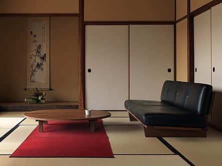 FLYMEeさんのインスタグラム写真 - (FLYMEeInstagram)「日本最大級の家具・インテリア通販サイト【 FLYMEe 】⁣ ⁣ 今回は【和風・和モダン】をテーマにご紹介します。⁣ ⁣ 近年、従来のように和のものだけで揃えるのではなく、和室に北欧家具やモダンなデザインの家具を置くなど、様々なコーディネートを楽しむことが注目されています。⁣ ⁣ FLYMEeでは伝統工芸の製品はもちろん、古民家を思わせるすりガラスの引き戸の家具やアンティークなデザインの照明、空間のアクセントとして楽しめるラグやクッション、照明など幅広く取り揃えています。和室だけでなく洋間、リビングといったさまざまな空間でコーディネートしやすい商品を多くご覧いただけます。⁣ ⁣ 【商品詳細の見方】⁣ ①投稿画像をタップ⁣ ②表示される商品タグをタップ⁣ ③商品詳細ページへ⁣ ⁣ 日本最大級の家具・インテリア通販サイト【 FLYMEe 】⁣ @flymee_official フライミー で検索🔎⁣ ⁣ #FLYMEe ⁣ #フライミー #和モダン #和モダンな家 #和風住宅 #和風インテリア #和室のある家 #インテリアコーディネート #インテリアコーデ #インテリアデサイン #家具 #インテリア家具 #国産家具 #家具選び #家具探し #引越し #家づくり #戸建てリフォーム #古民家 #古民家リノベーション #座卓 #ペンダント照明 #リビングテーブル #縁側のある家 #空間デザイン #インテリア通販 #woodfurniture #japaneseinspired #japaneseroom #japaneseinteriors」11月2日 18時00分 - flymee_official