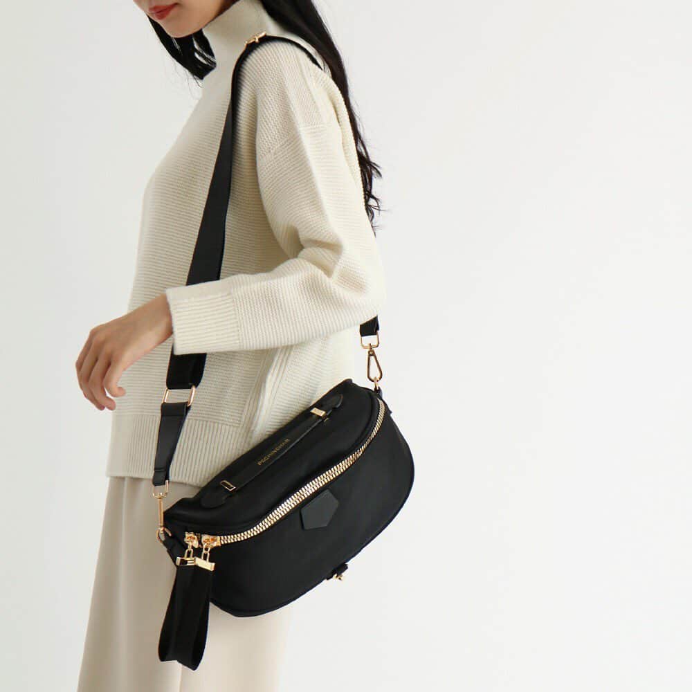 nouerさんのインスタグラム写真 - (nouerInstagram)「. ○Recommend Item○ . ビッグファスナーがポイントの人気のボディバッグ ． 艶感のある素材を使うことでカジュアルアイテムながらも、どこか女性らしい仕上がり◎ . デザイン性に富み、軽い生地感や背面ポケットなど機能面でも充実したアイテムです☺︎ . . [leopard no.12-51-09871] . [black no.12-51-09870] . . #2020AW #autumn #winter #fashion #trend #item #bag #bodybag #shoulderbag #leopard #instafashion #instagood #nouer #PECHINCHAR #condiment #ヌエール #ファッション #トレンド #アイテム#バッグ #ボディバッグ#ショルダーバッグ#レオパード. 気になる点があればお気軽にコメントどうぞ 💭」11月2日 18時00分 - nouer_official