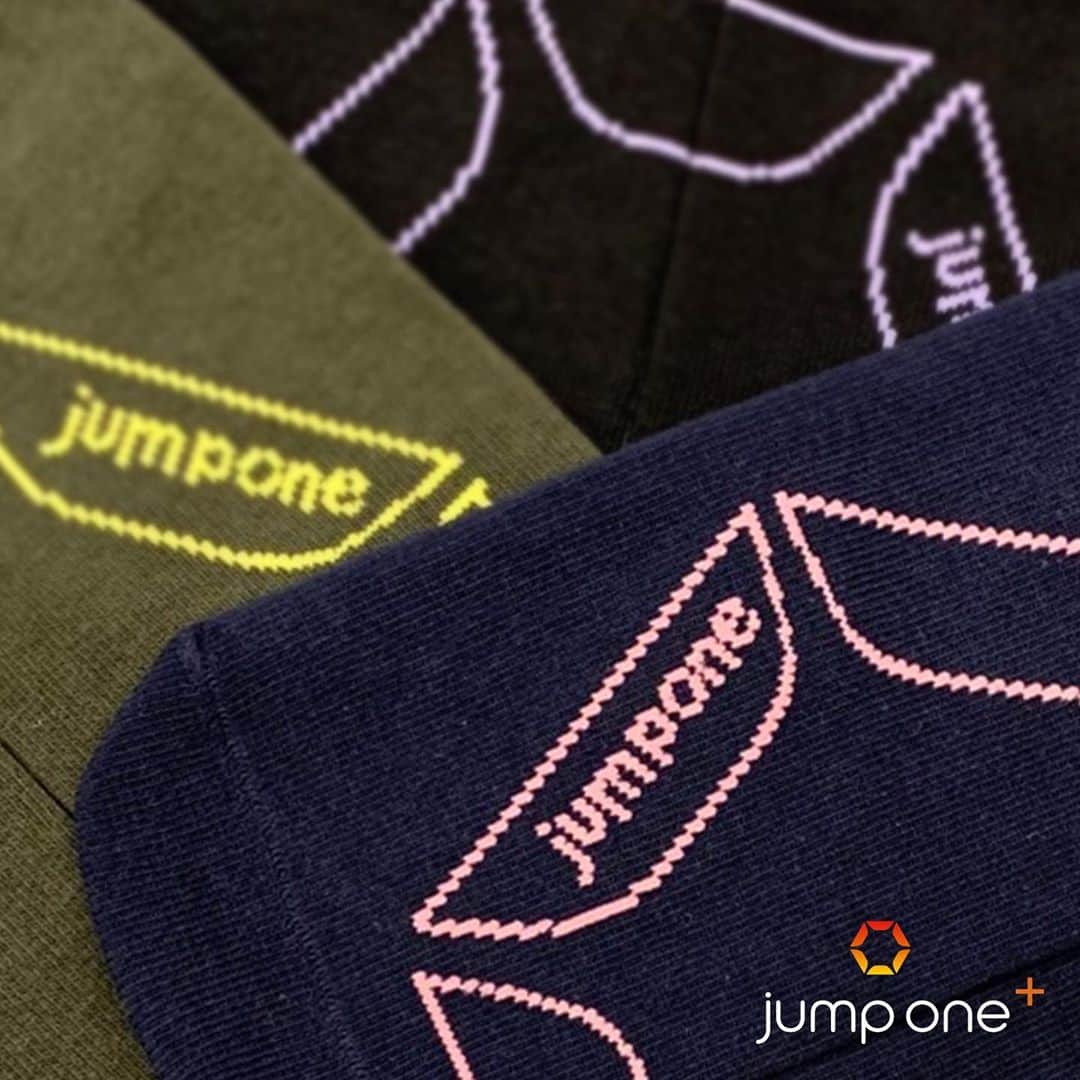jump one（ジャンプワン）さんのインスタグラム写真 - (jump one（ジャンプワン）Instagram)「. Apparel brand 「jump one+」 商品紹介 . ご好評いただいております「jump one+ オリジナルロゴソックス」の新デザインが、 10/31(Sat)より各店順次販売開始となっております！ . 新デザインは、初期モデルの復刻版！✨ カーキ×イエロー、ネイビー×ピンク、ブラック×ラベンダーの3色展開。 . 両足を揃えると jump one ロゴができあがるので、クローズジャンプの際にキレイな六角形ができるように意識してみてください！ . . ■ jump one+ オリジナルロゴソックス【NEW COLOR】 ￥928 + tax SIZE : 22.0～24.0cm(Women’s) ※Women’sのみの販売となります。 . . #jumpone #ジャンプワン #jumponeplus #diet #ダイエット #筋トレ #トレーニング #ボディメイク #フィットネス #ワークアウト #ストレス発散 #エクササイズ #有酸素運動 #トレーニング女子 #腹筋割りたい #ジム女子 #暗闇フィットネス #トランポリンダイエット #暗闇トランポリン #トランポリンフィットネス #アスレジャー #アスレジャーファッション #ロゴ #ソックス #新商品 #復刻版」11月2日 18時01分 - jumpone_official