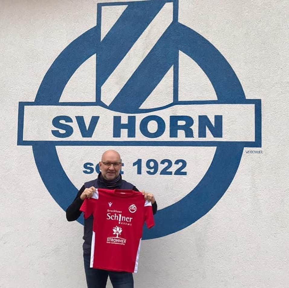 SVホルンさんのインスタグラム写真 - (SVホルンInstagram)「Nachwuchsmannschaft mit neuen Dressen ausgestattet  Die Nachwuchsmannschaft (U12) des SV Horn spielt ab sofort im neuen Gewand:  Die Trainer Christian Fiedler und Sylejmani Shpejtim übernahmen dankend die neuen Dressen ihrer Mannschaft.   Wir bedanken uns herzlich bei den Sponsoren  Druckhaus Schiner GmbH (Krems), GF Jörn-Henrik Stein Schiner 3D Repro GmbH (Krems), GF Jörn-Henrik Stein STROHMER Grün- und Kommunalpflege (Waidhofen/Thaya), GF Alfred Strohmer  für die Unterstützung!  #svhorn #bepartofıt」11月2日 18時01分 - svhorn1922