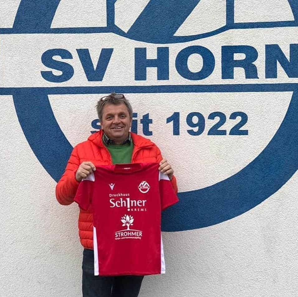 SVホルンさんのインスタグラム写真 - (SVホルンInstagram)「Nachwuchsmannschaft mit neuen Dressen ausgestattet  Die Nachwuchsmannschaft (U12) des SV Horn spielt ab sofort im neuen Gewand:  Die Trainer Christian Fiedler und Sylejmani Shpejtim übernahmen dankend die neuen Dressen ihrer Mannschaft.   Wir bedanken uns herzlich bei den Sponsoren  Druckhaus Schiner GmbH (Krems), GF Jörn-Henrik Stein Schiner 3D Repro GmbH (Krems), GF Jörn-Henrik Stein STROHMER Grün- und Kommunalpflege (Waidhofen/Thaya), GF Alfred Strohmer  für die Unterstützung!  #svhorn #bepartofıt」11月2日 18時01分 - svhorn1922