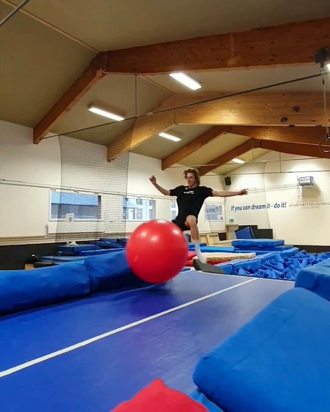 のインスタグラム：「just two friends having a ball 😆 😂  👐: @buhsch & @joelbleyer #redbull #givesyouwiiings #flipball #fitness #gym #ski」
