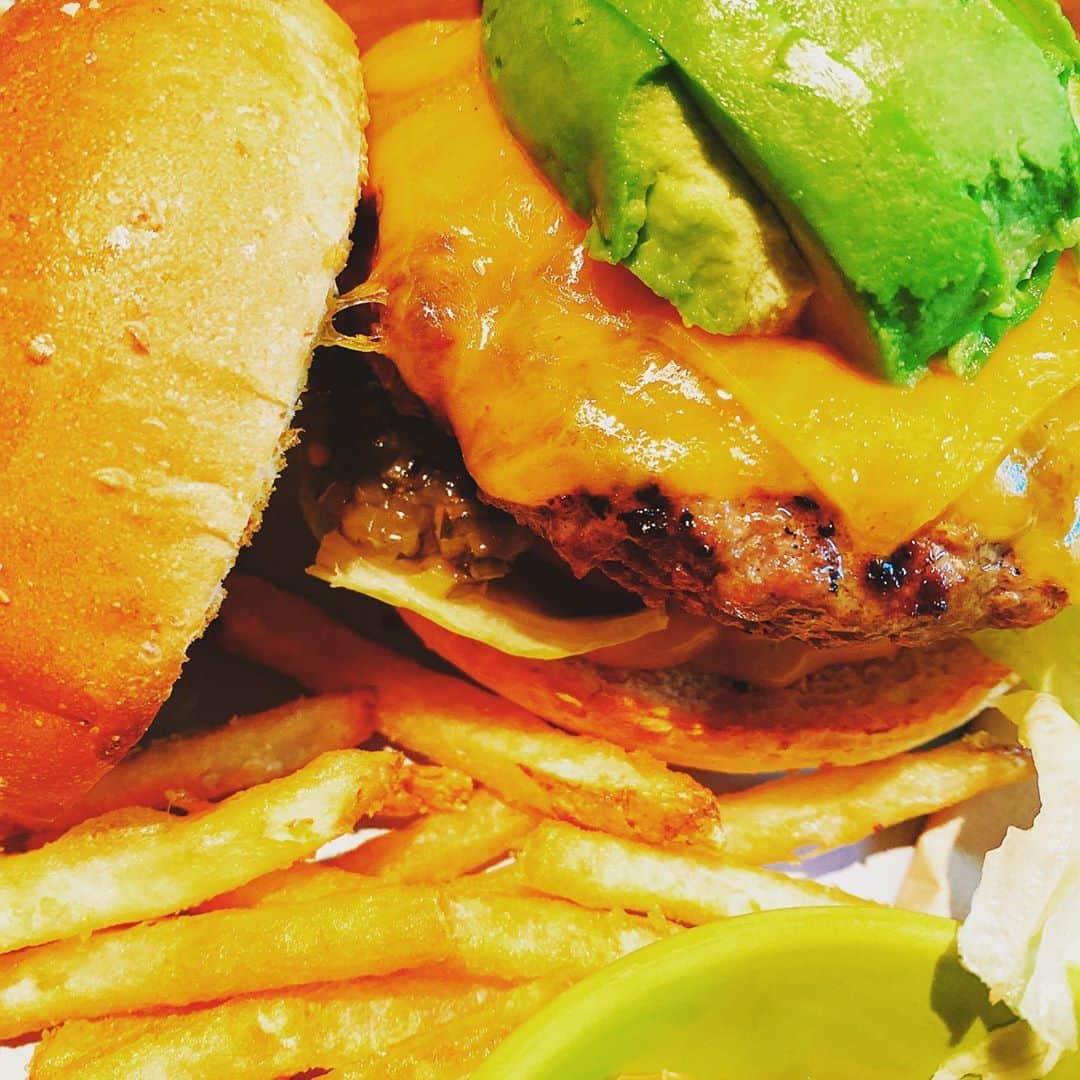 千葉翔也さんのインスタグラム写真 - (千葉翔也Instagram)「11月ですね  #hamburger  #abocado #ちばーがー」11月2日 18時03分 - shoya_chiba_official
