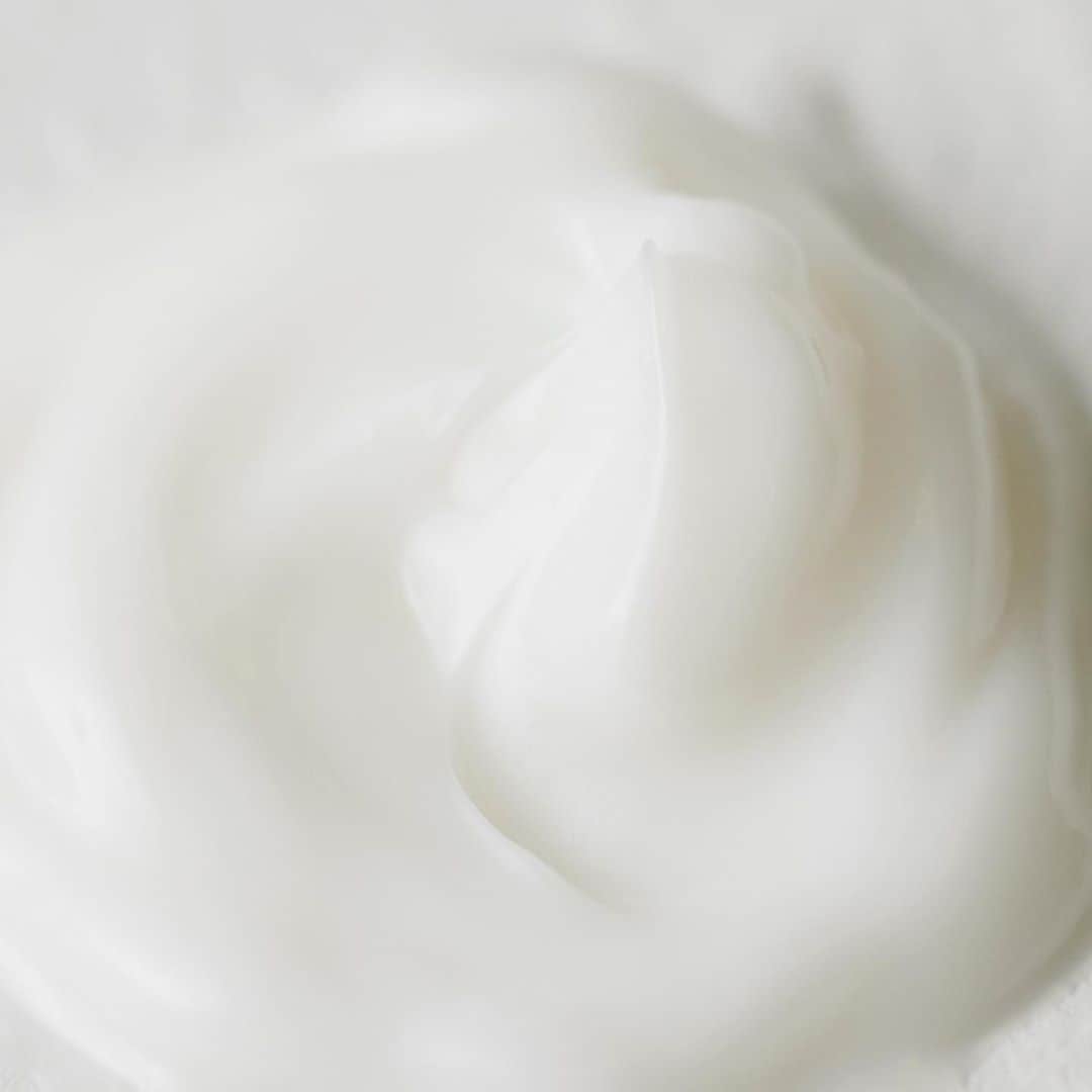 デュウ／DEW officialのインスタグラム：「DEW Skincare holic* あなたを「虜(とりこ)」にするスキンケア ＊ 自分自身と向き合うスキンケアの時間が 充実した日々につながっていく ＊ 見ただけ、触れただけで、魅了され、 全てを忘れてスキンケアに引き込まれてしまう。 それが、DEW Skincare holic* ＊ 自分自身と向きあいスキンケアに夢中になる時間をとおして 肌にうるおいやハリの充足感を与える エイジングケア**シリーズです。 ＊ * 感触や香り等を楽しみ、スキンケアに夢中になること ** 年齢に応じたうるおい・ハリのお手入れのことです ＊ @dew_official_jp ＊ #カネボウdew #skincareholic #dew_skincareholic ＊ #とろみ #うるおい #スキンケア #スキンケアマニア #スキンケア用品 #美容好きな人と繋がりたい #スキンケア好きさんと繋がりたい #美肌 #美肌作り #保湿 #保湿ケア #お気に入りコスメ #おすすめスキンケア #飲み干しコスメ #おうち時間 #おうち時間を楽しむ #おうち美容  #おこもり美容 #stayhome」