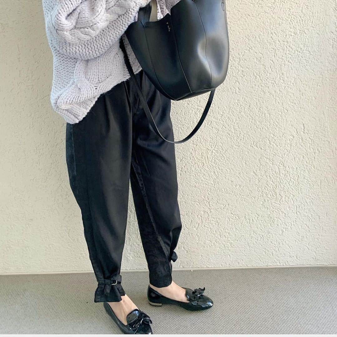 ayakonbubuさんのインスタグラム写真 - (ayakonbubuInstagram)「@koh.style  の カンフーパンツ🤤  GONGFU TAPERED TROUSERS  黒でよく見えないんだけど、 後ろ半分　柄なの！  動画だとわかりやすいよ🙌  もう一色のネイビーの方が目立つ柄の色だから　是非見て欲しい❗️  こうゆう　一癖あるけど　 ブラックだし　柄も控えめな感じに見えるから、沢山着まわせそう❤️光沢のある感じも　高見え❤️❤️❤️ サイズは　SとMがあるよ💕☺️  #kohstyle #kohstyling   ----------------------------こんぶコーデ  #カジュアルコーデ  #大人カジュアル#ママファッション #プチプラ#プチプラコーデ#アラフォーコーデ#アラフォーファッション #40代ファッション #シンプル#シンプルコーデ #ファッション#ママコーデ#ママ#大人可愛い #ゆるコーデ #ママリ #ママリファッション  ootd#ootdfashion」11月2日 18時14分 - ayakonbubu